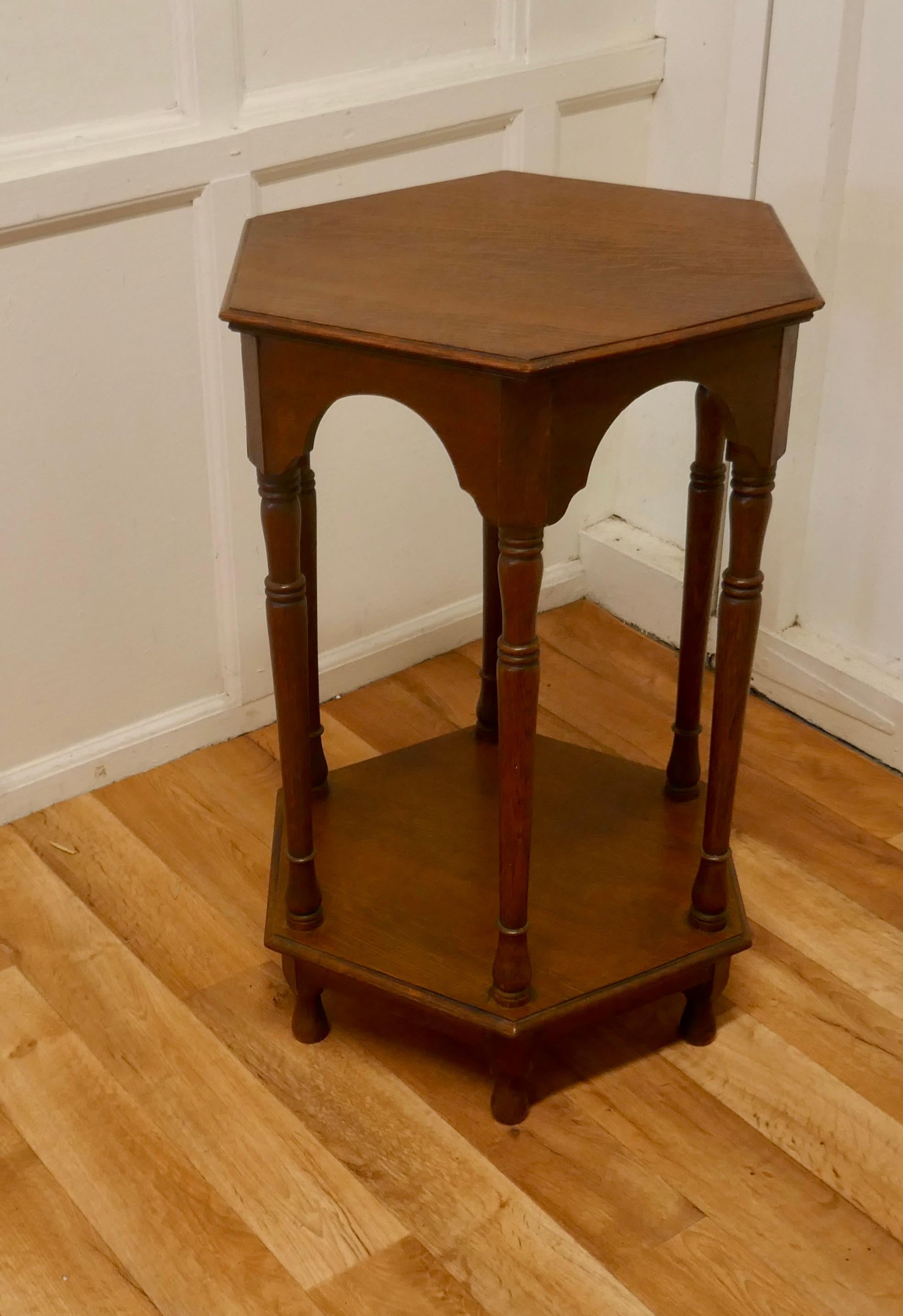 Arts & Crafts Golden Oak Occasional Table In Good Condition For Sale In Chillerton, Isle of Wight