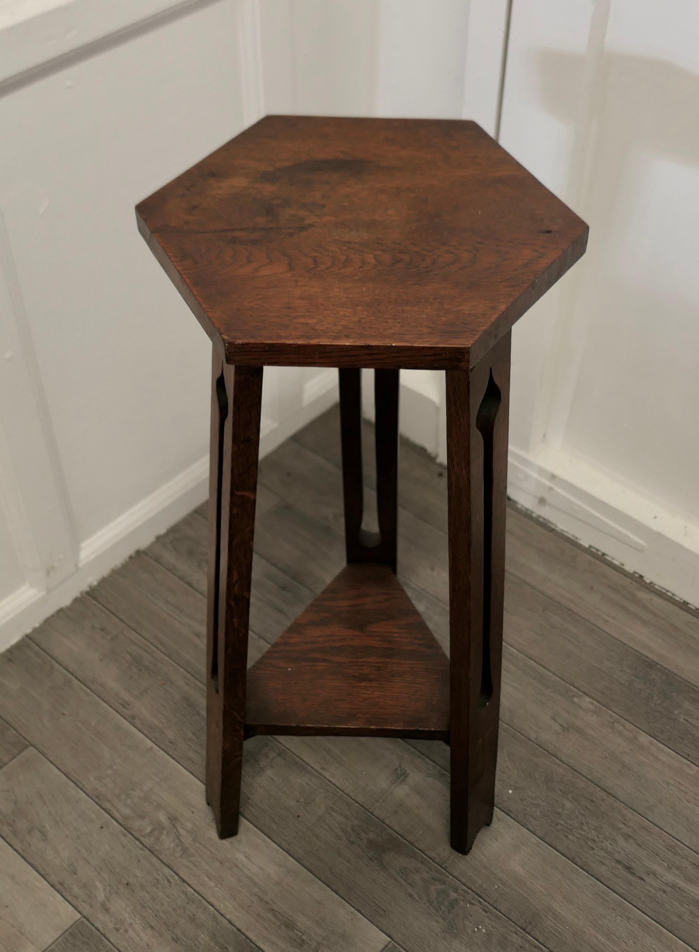 Arts and Crafts Golden Oak Octagonal Plant Stand In Good Condition In Chillerton, Isle of Wight
