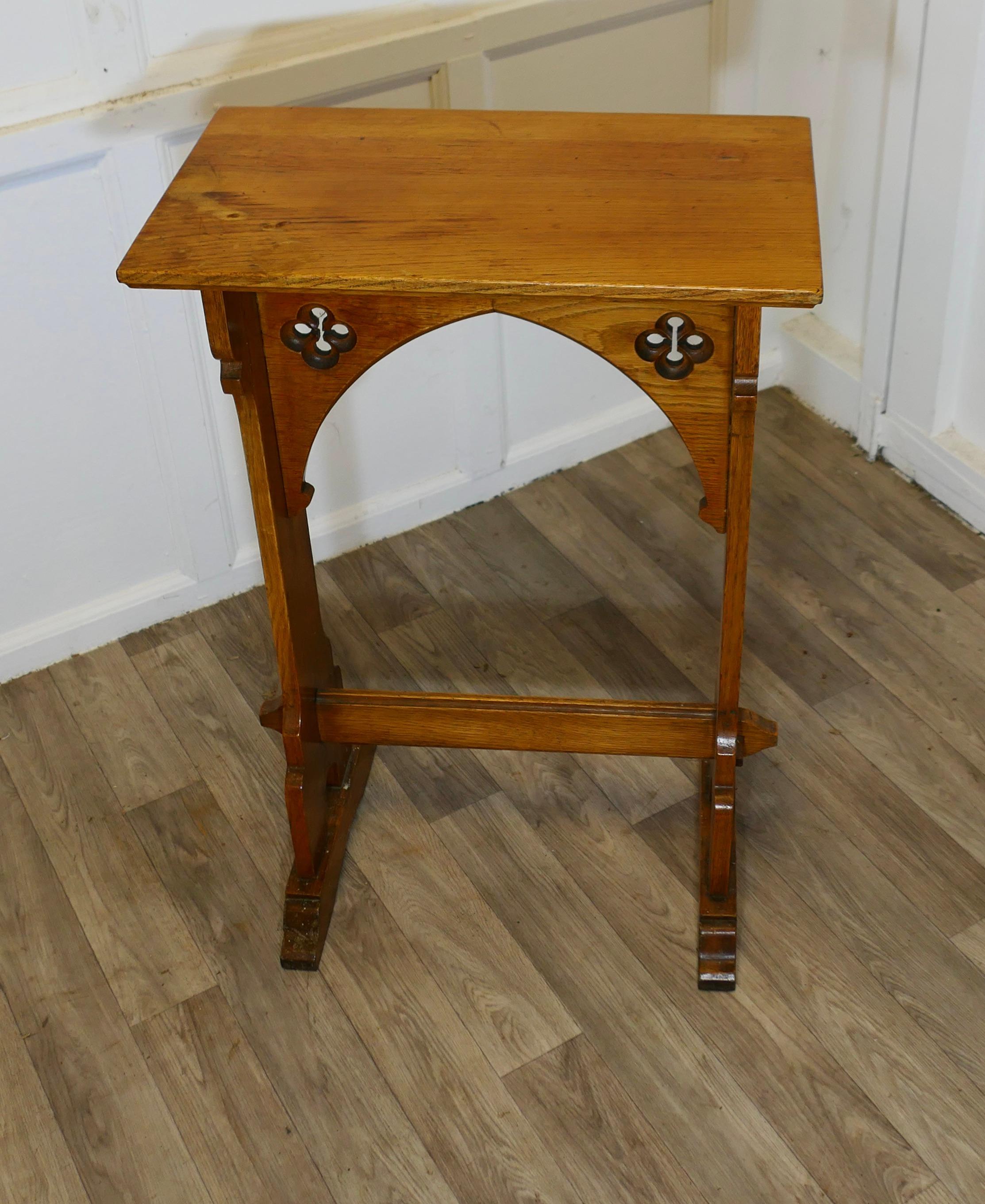 Arts and Crafts Golden Oak Podium, Restaurant Reception Greeter In Good Condition In Godshill, Isle of Wight