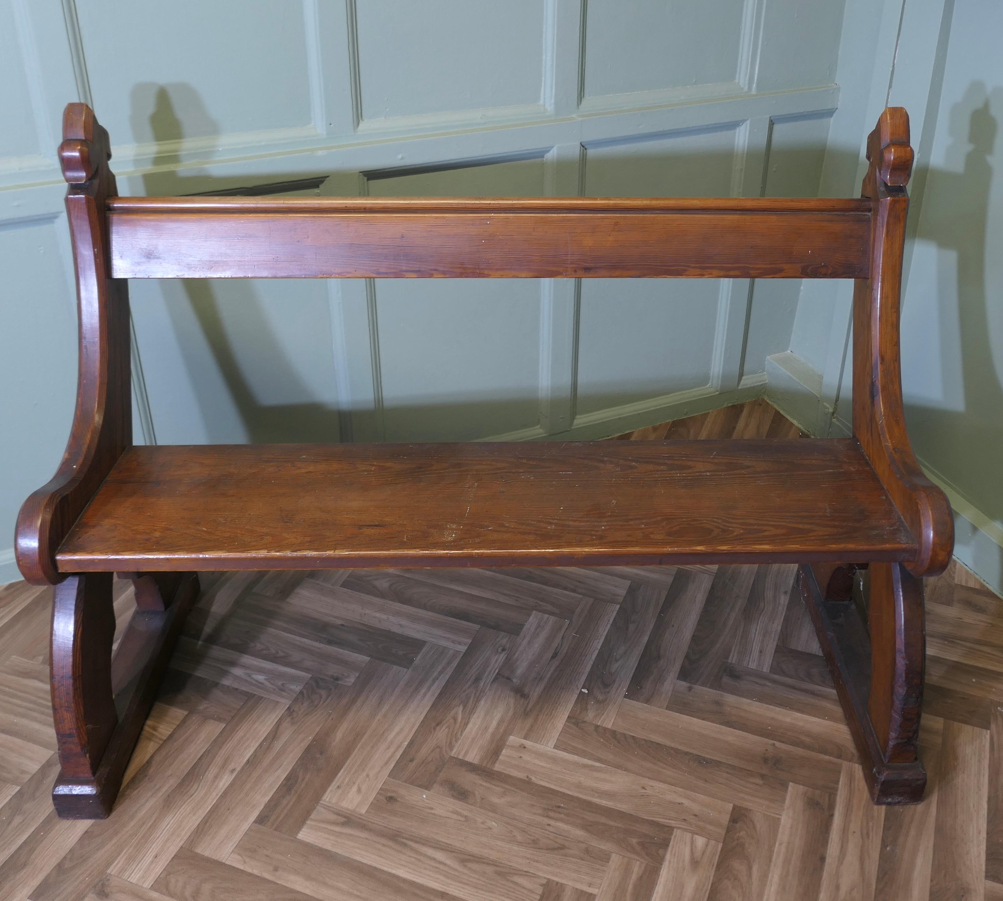 Arts and Crafts Gothic Carved Pitch Pine Pew In Good Condition In Godshill, Isle of Wight