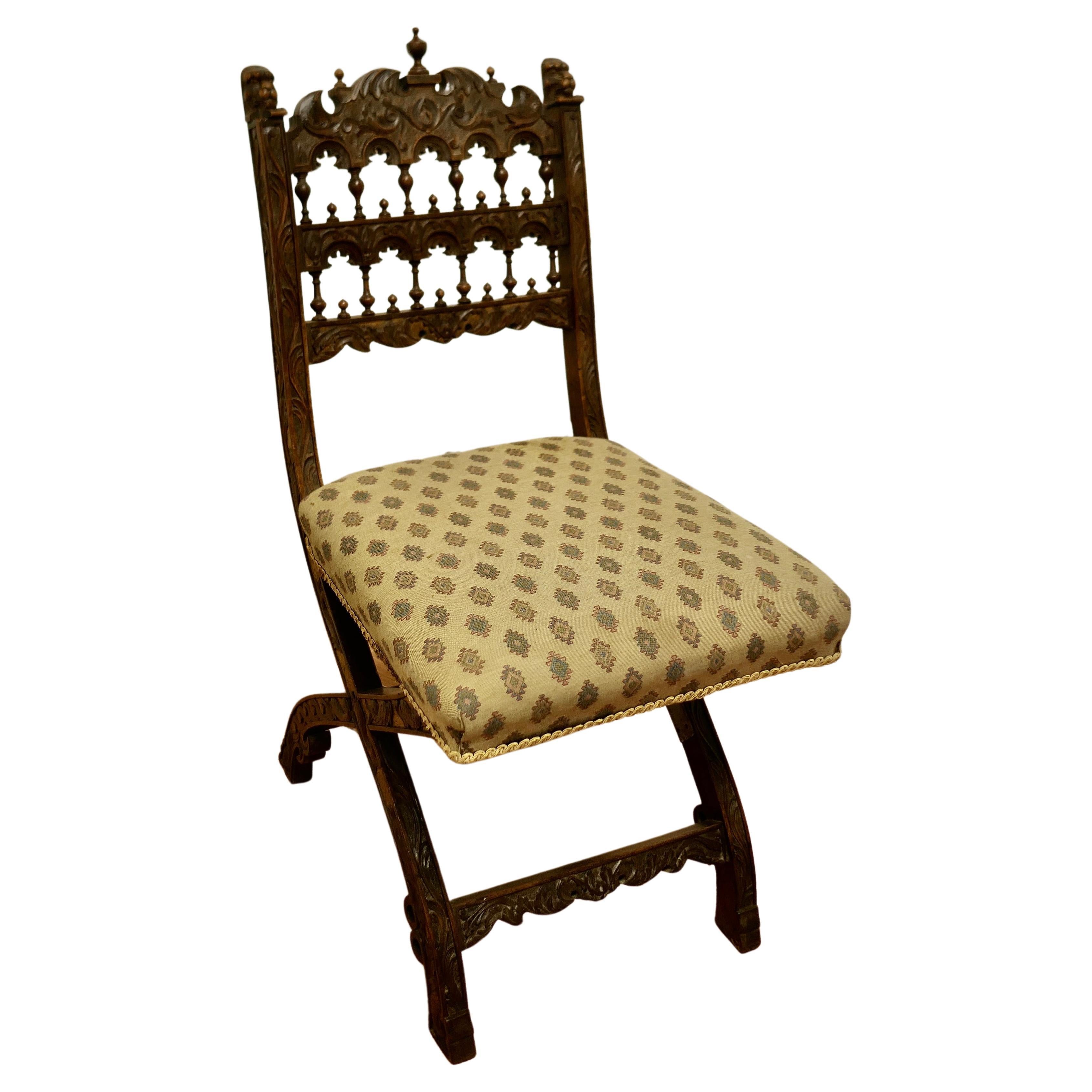 Chaise en chêne sculpté Arts and Crafts Gothic X Frame en vente