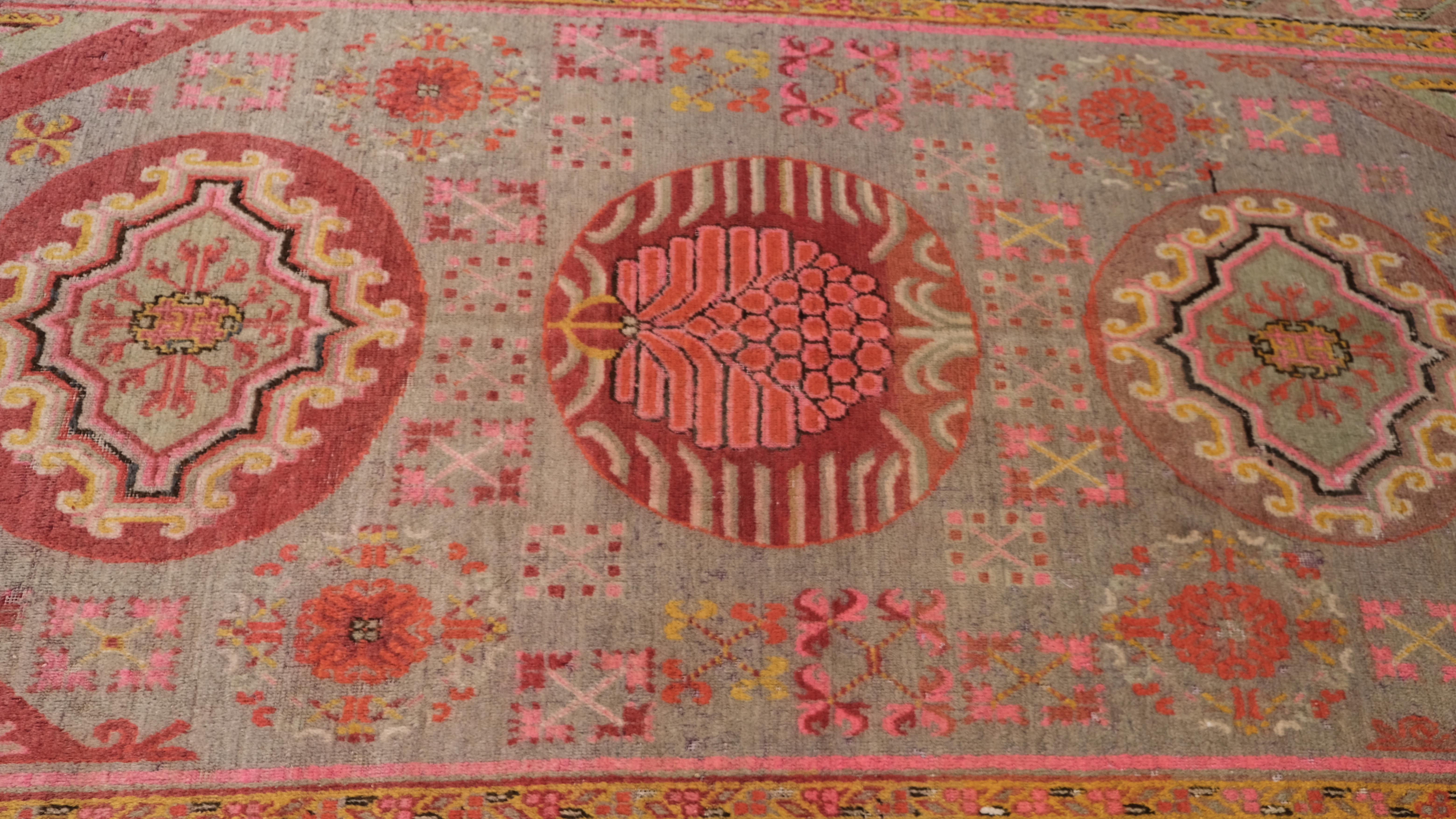 Questo tappeto vintage in lana annodato a mano è uno splendido esempio di artigianato tradizionale fuso con influenze Artistics. Caratterizzato da medaglioni ornamentali, motivi floreali e accenti geometrici, l'intricato disegno del tappeto è