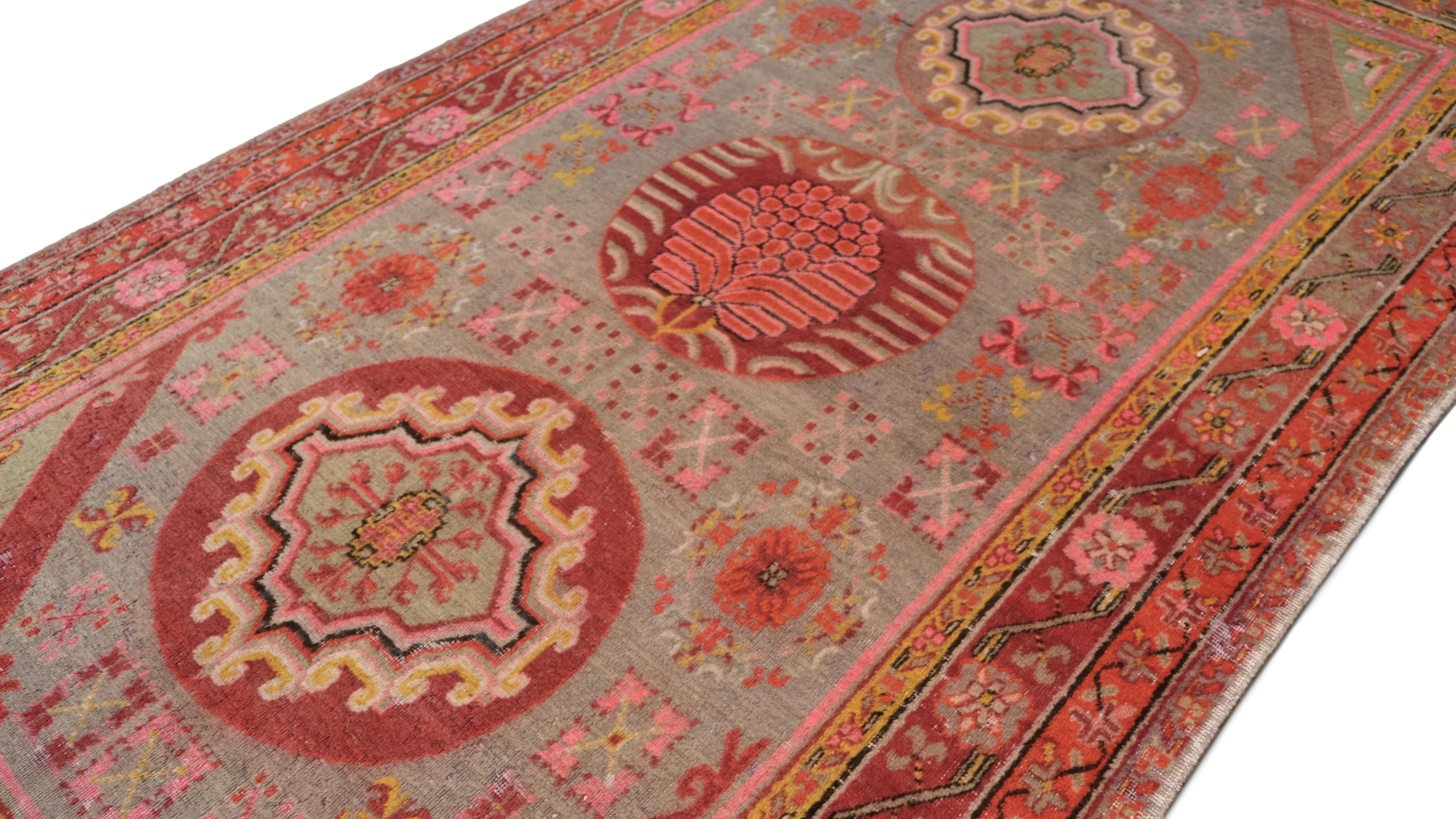Arts and Crafts Tappeto in lana Khoton grigio, rosso e rosa di Arti e Mestieri 5'4''x9'10'' in vendita