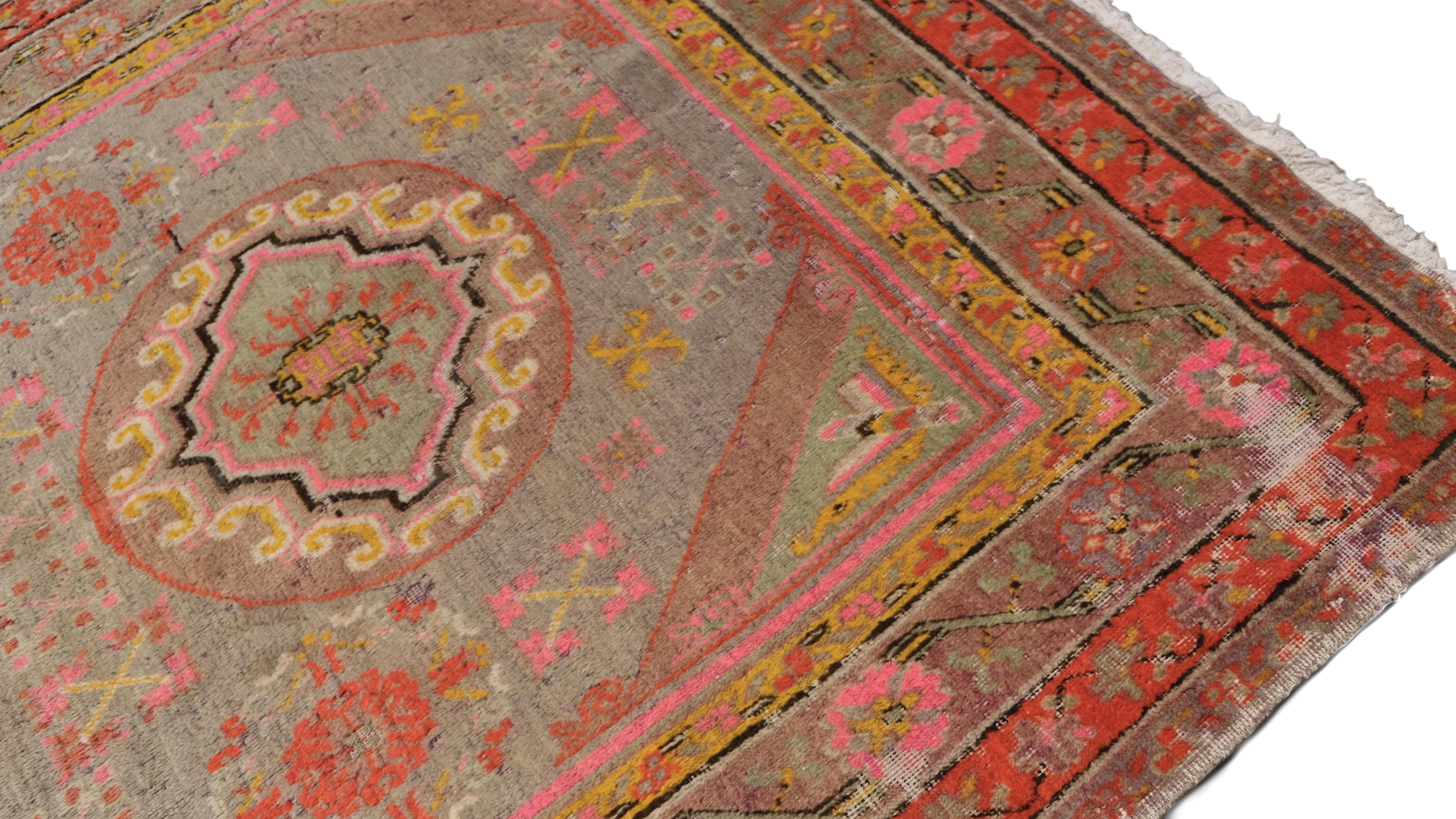 Cinese Tappeto in lana Khoton grigio, rosso e rosa di Arti e Mestieri 5'4''x9'10'' in vendita
