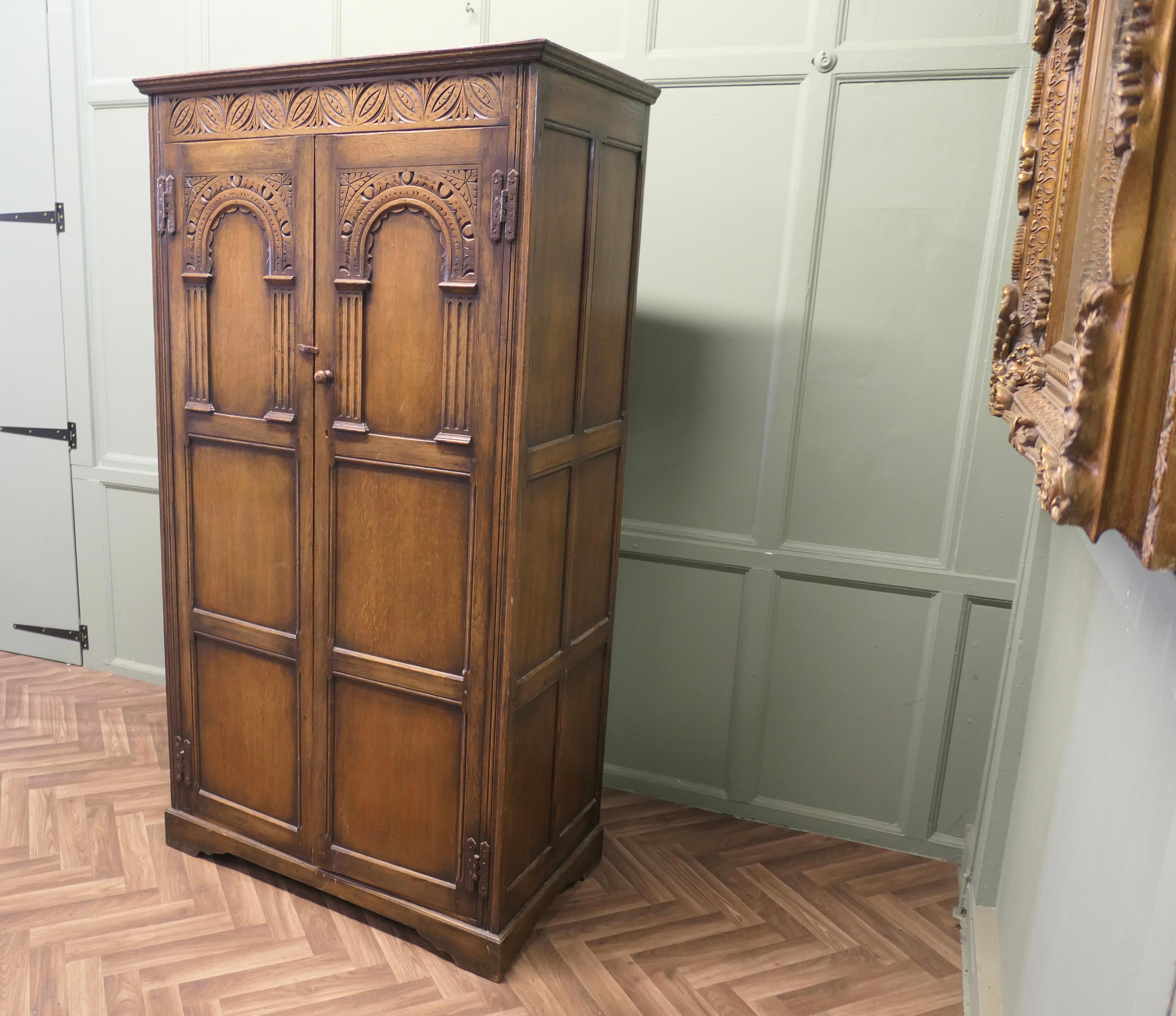 Armadio Arts and Crafts Hall in Oak  Si tratta di un pezzo in stile Arti e Mestieri di buona fattura In condizioni buone in vendita a Godshill, Isle of Wight