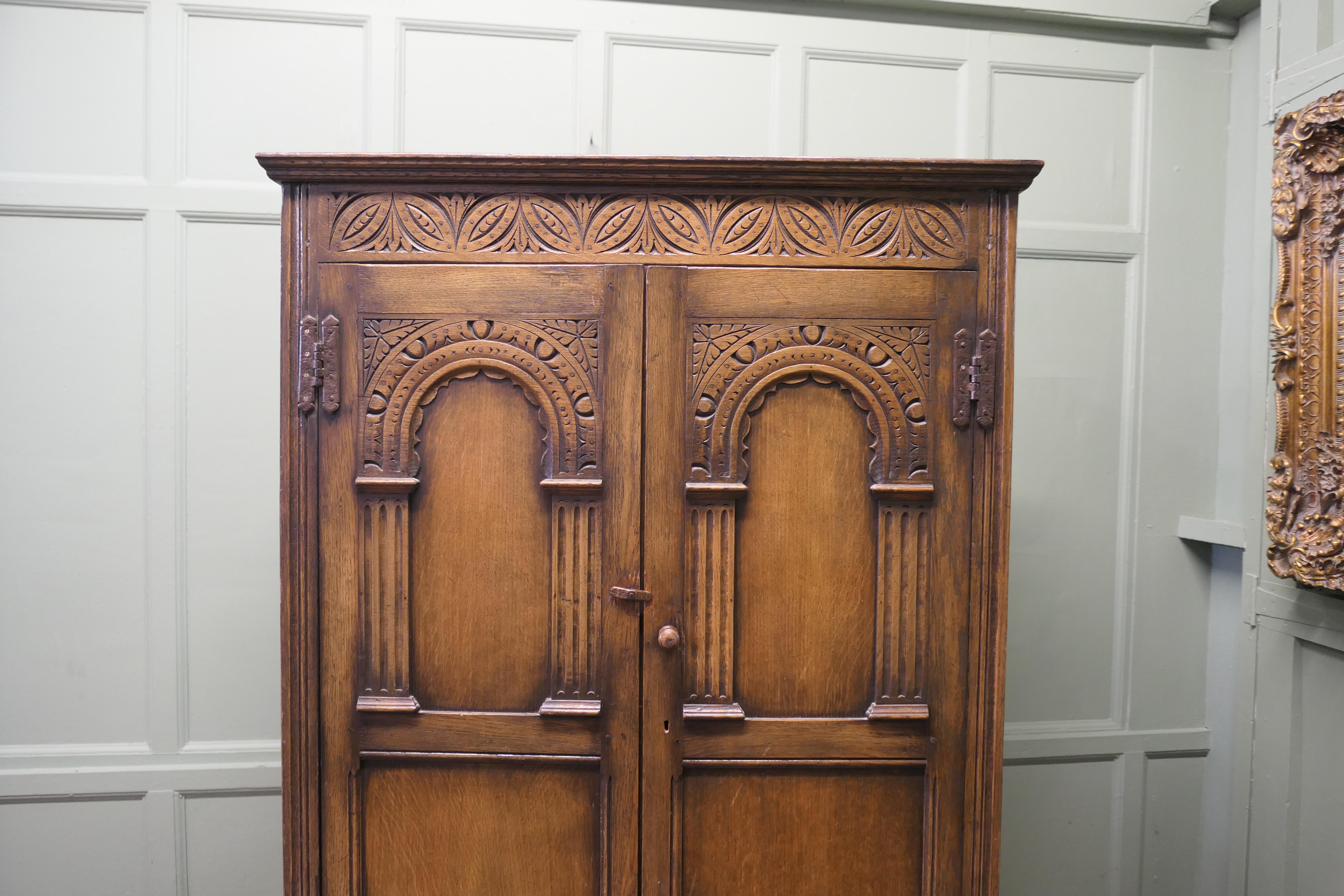 Metà XX secolo Armadio Arts and Crafts Hall in Oak  Si tratta di un pezzo in stile Arti e Mestieri di buona fattura in vendita