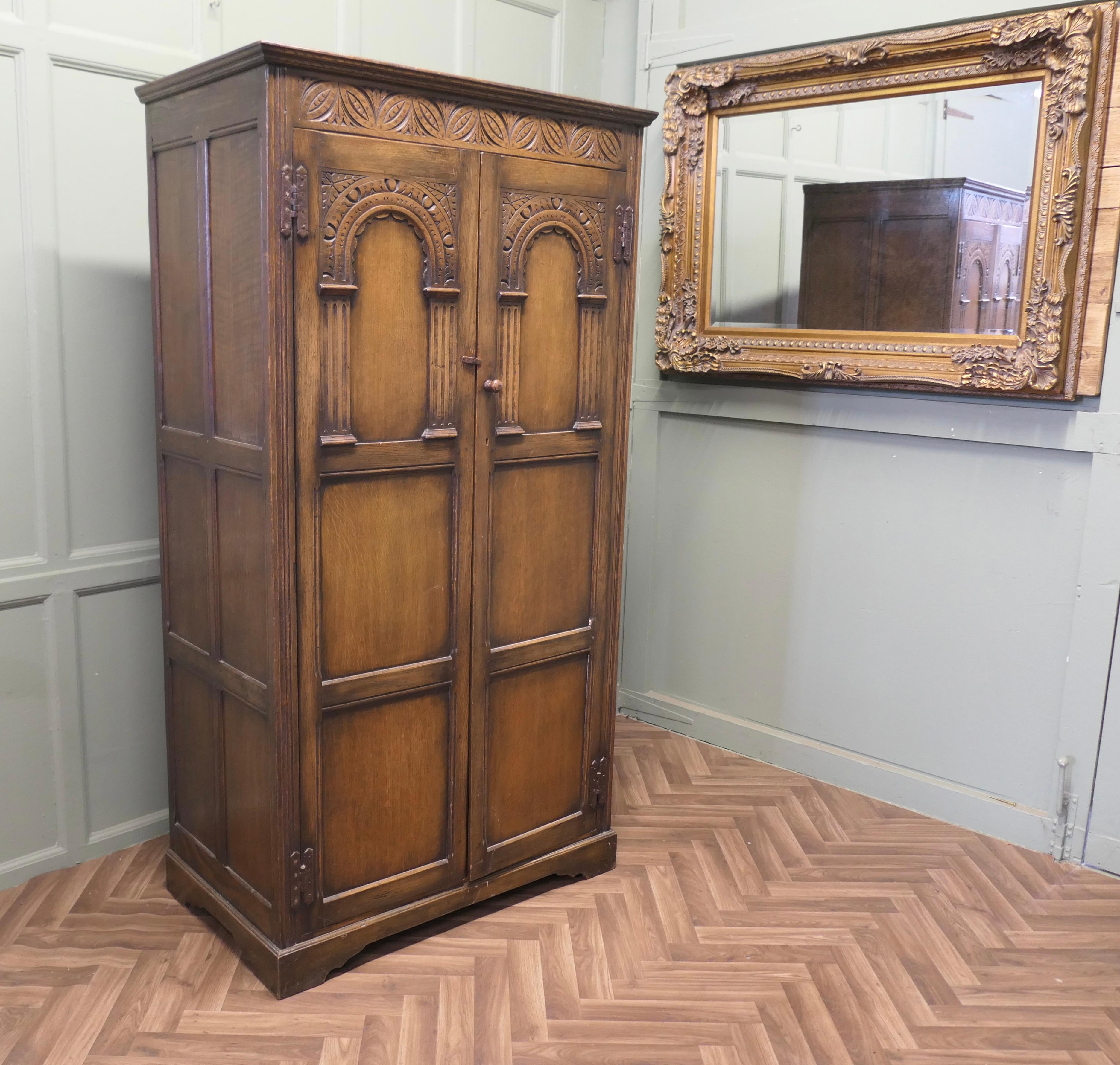 Quercia Armadio Arts and Crafts Hall in Oak  Si tratta di un pezzo in stile Arti e Mestieri di buona fattura in vendita