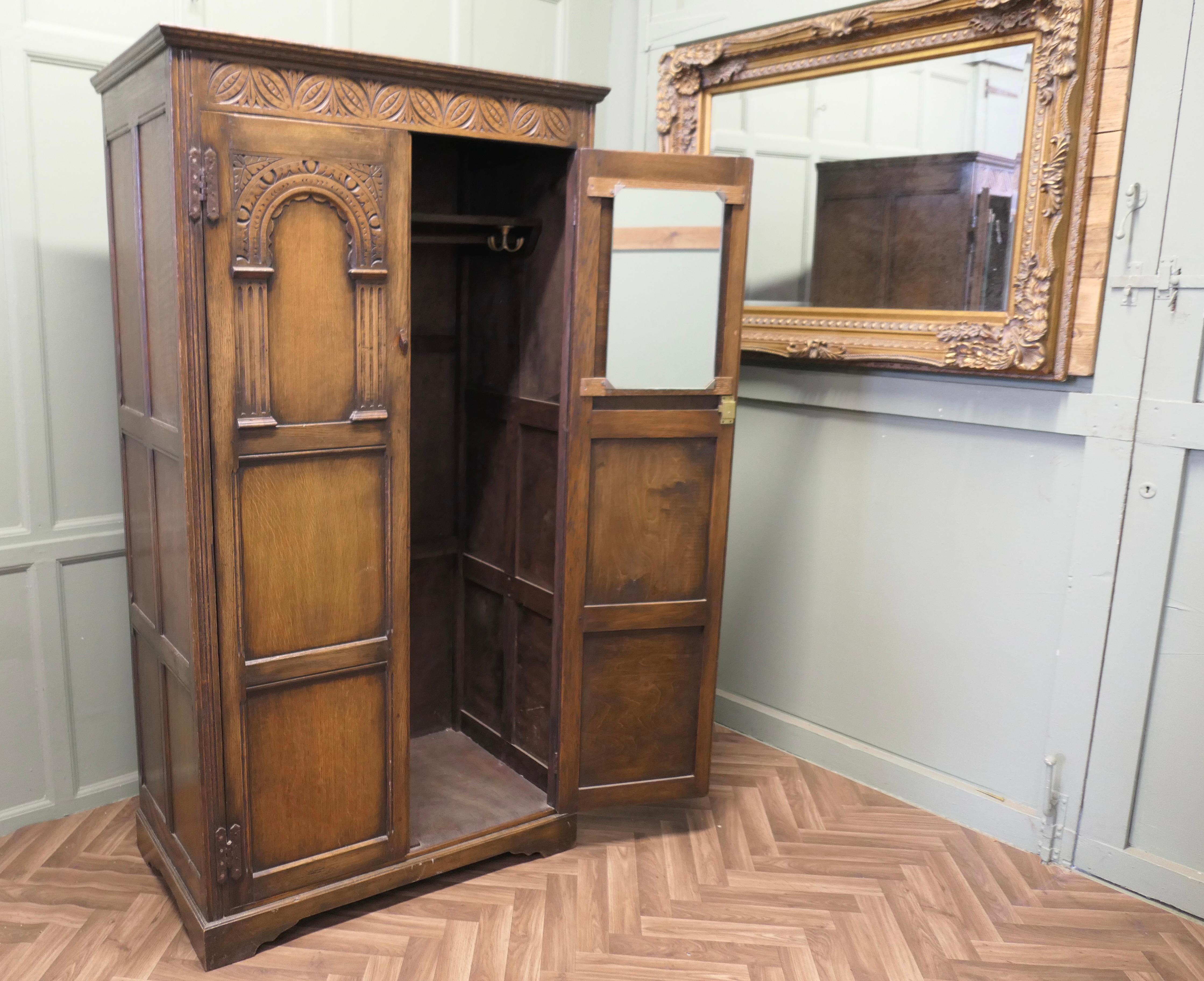 Armadio Arts and Crafts Hall in Oak  Si tratta di un pezzo in stile Arti e Mestieri di buona fattura in vendita 1