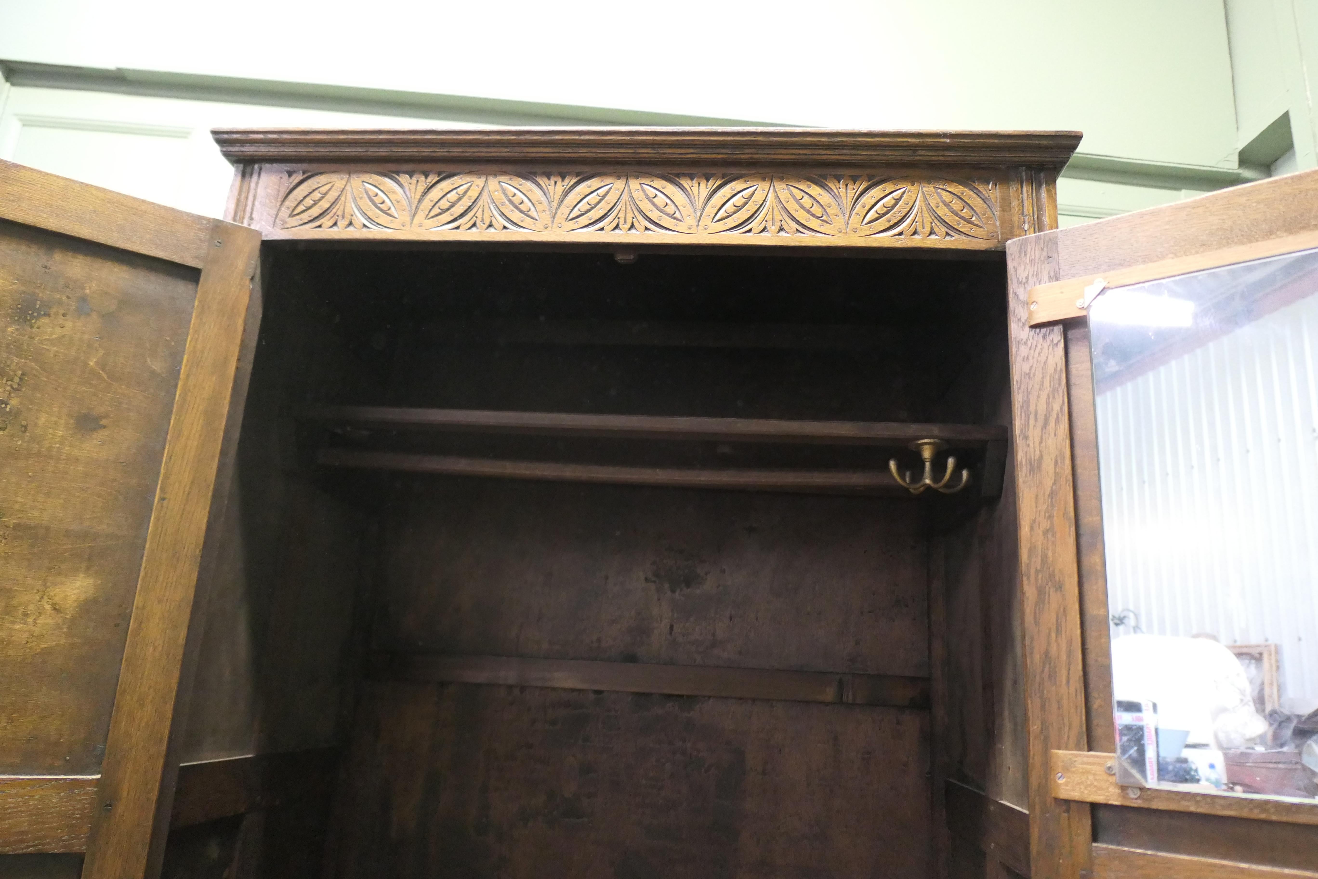 Armadio Arts and Crafts Hall in Oak  Si tratta di un pezzo in stile Arti e Mestieri di buona fattura in vendita 2