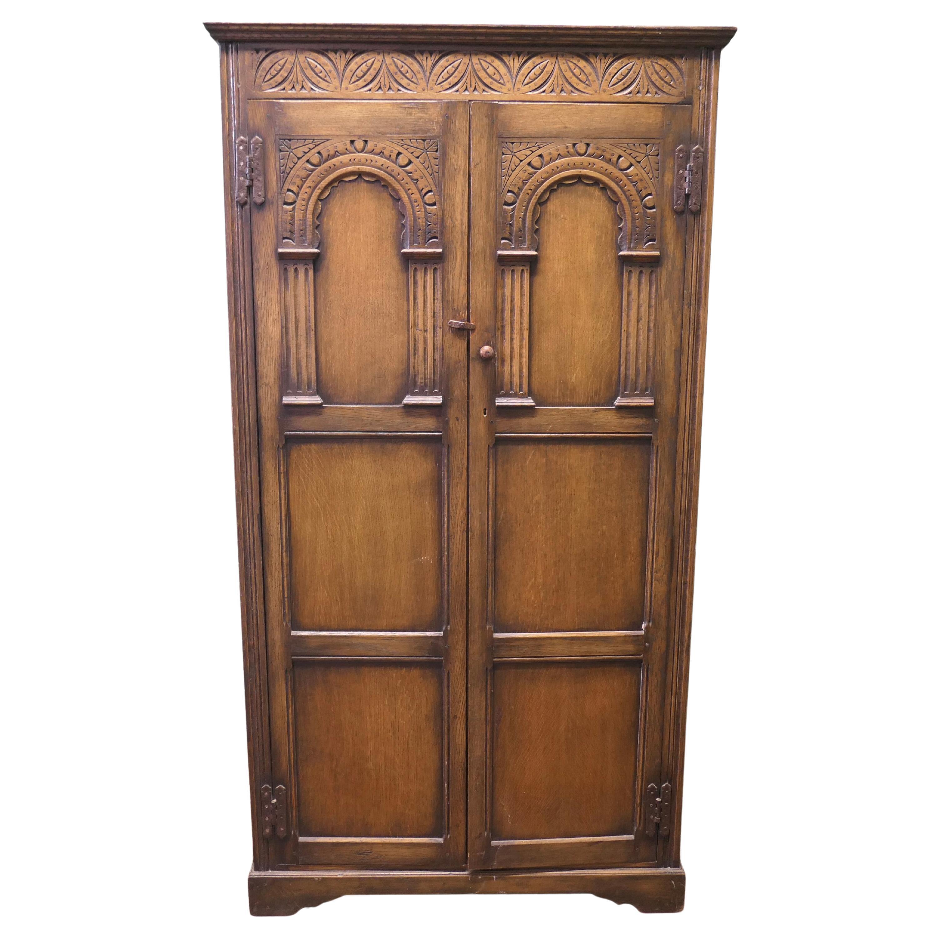 Armoire Hall Arts and Crafts en Oak Oak  Il s'agit d'une pièce Arts and Crafts de bon style.