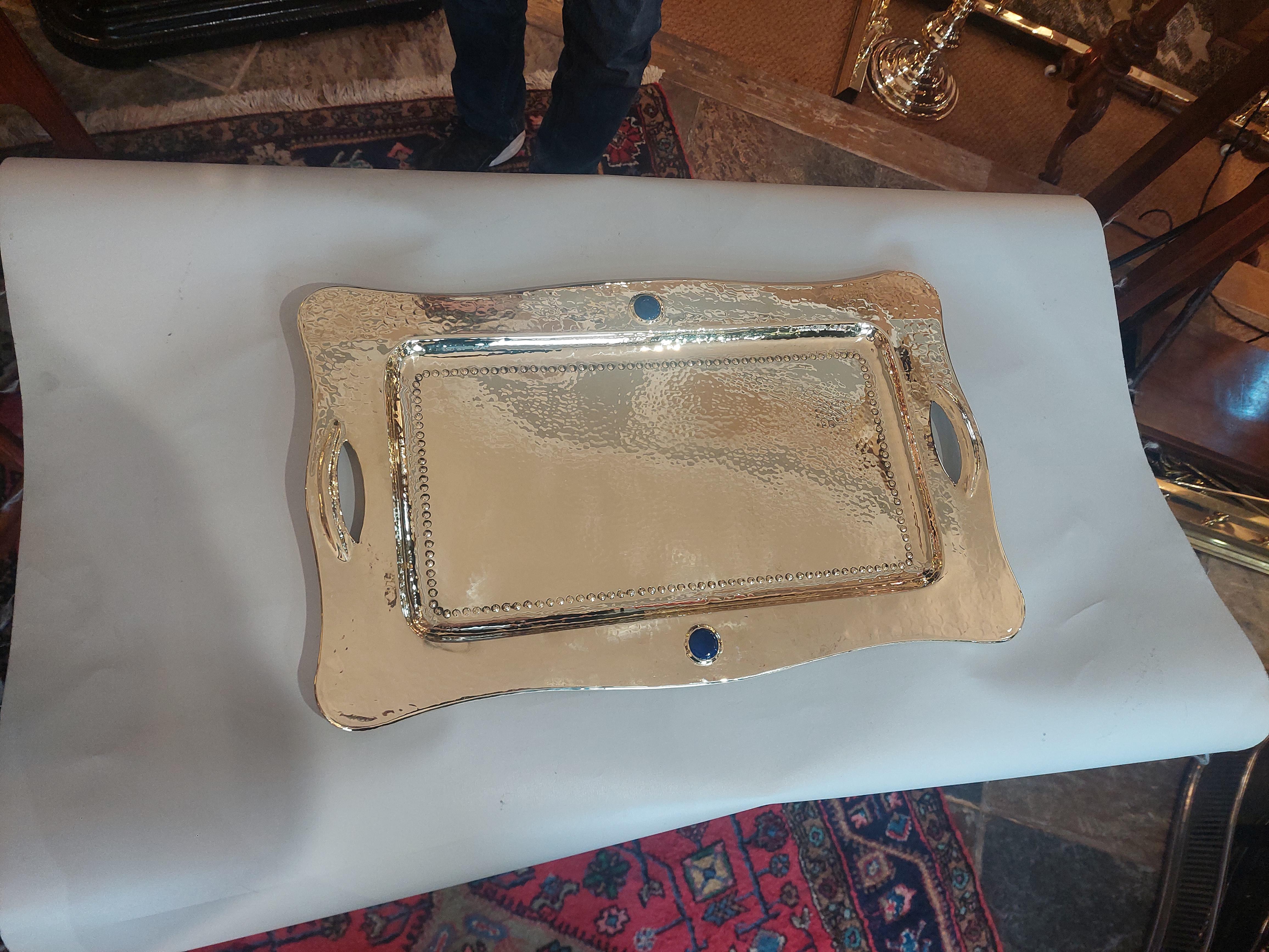 Arts and Crafts Tablett aus gehämmertem Messing - schlangenförmige rechteckige Form, mit geprägtem Perlendetail, mit einem Paar Ruskin-Cabochon-Rondellen besetzt - 23 