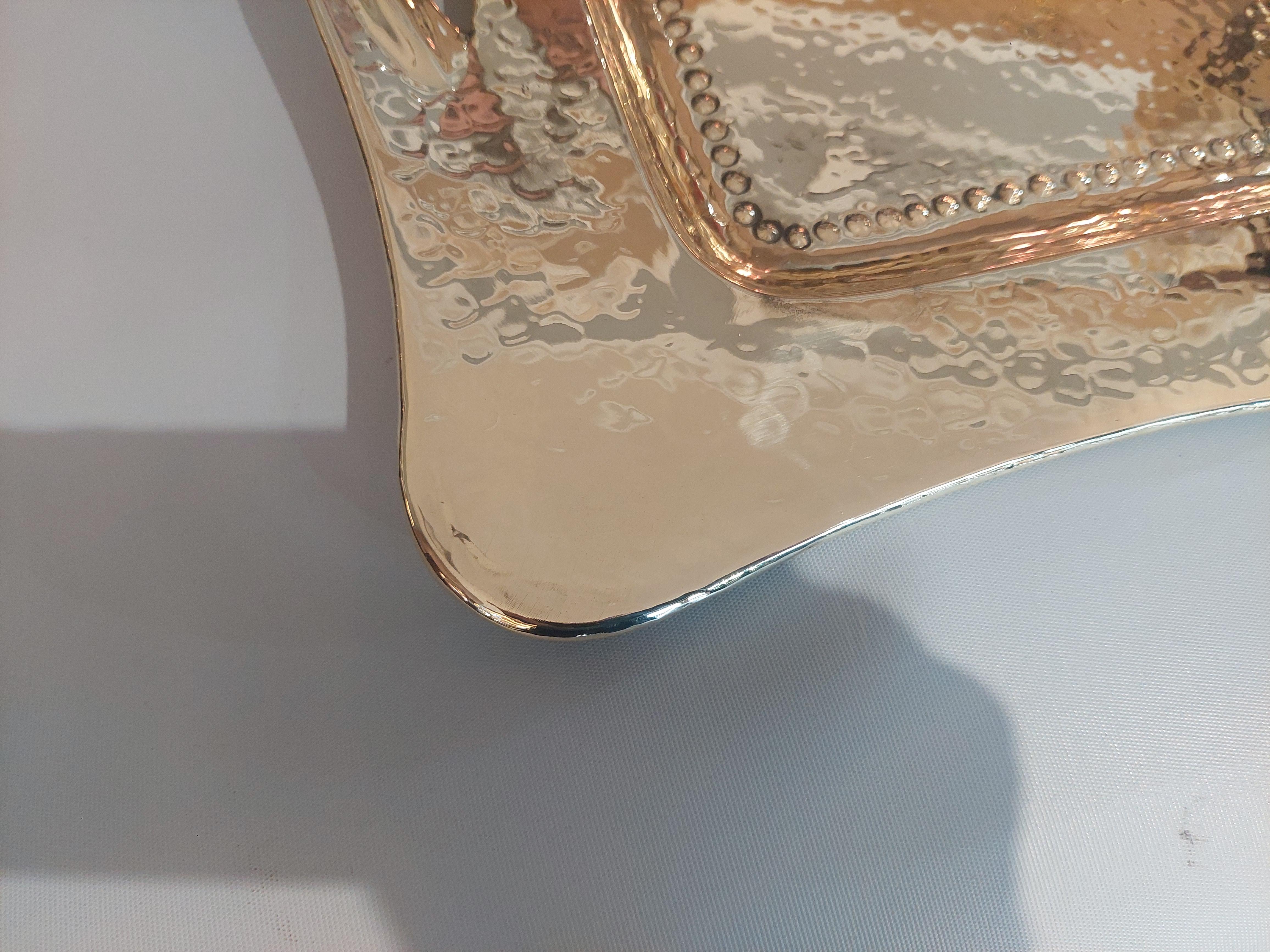 Arts and Crafts Tablett aus gehämmertem Messing (Englisch) im Angebot