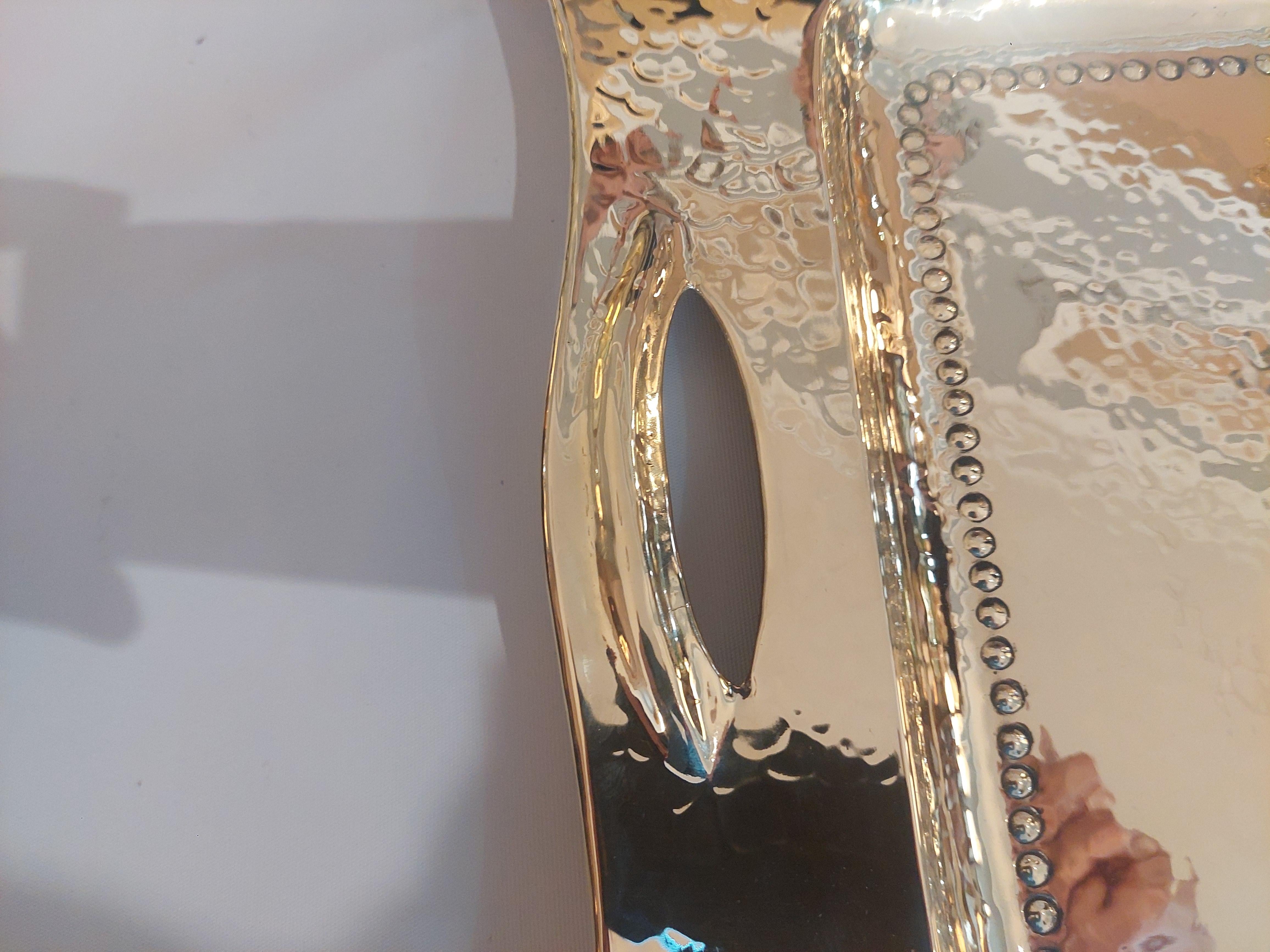 Arts and Crafts Tablett aus gehämmertem Messing (Frühes 20. Jahrhundert) im Angebot