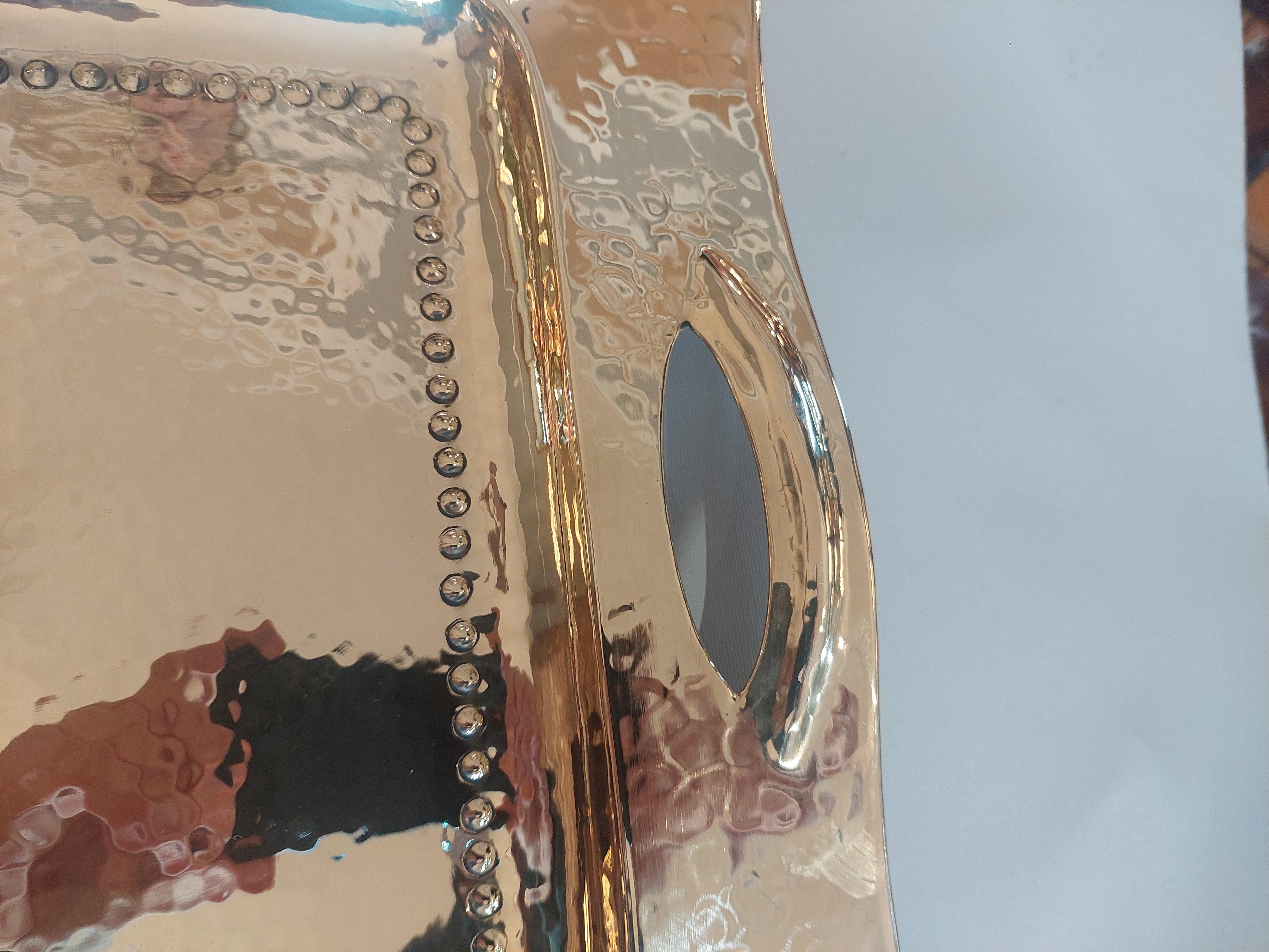 Arts and Crafts Tablett aus gehämmertem Messing im Angebot 1