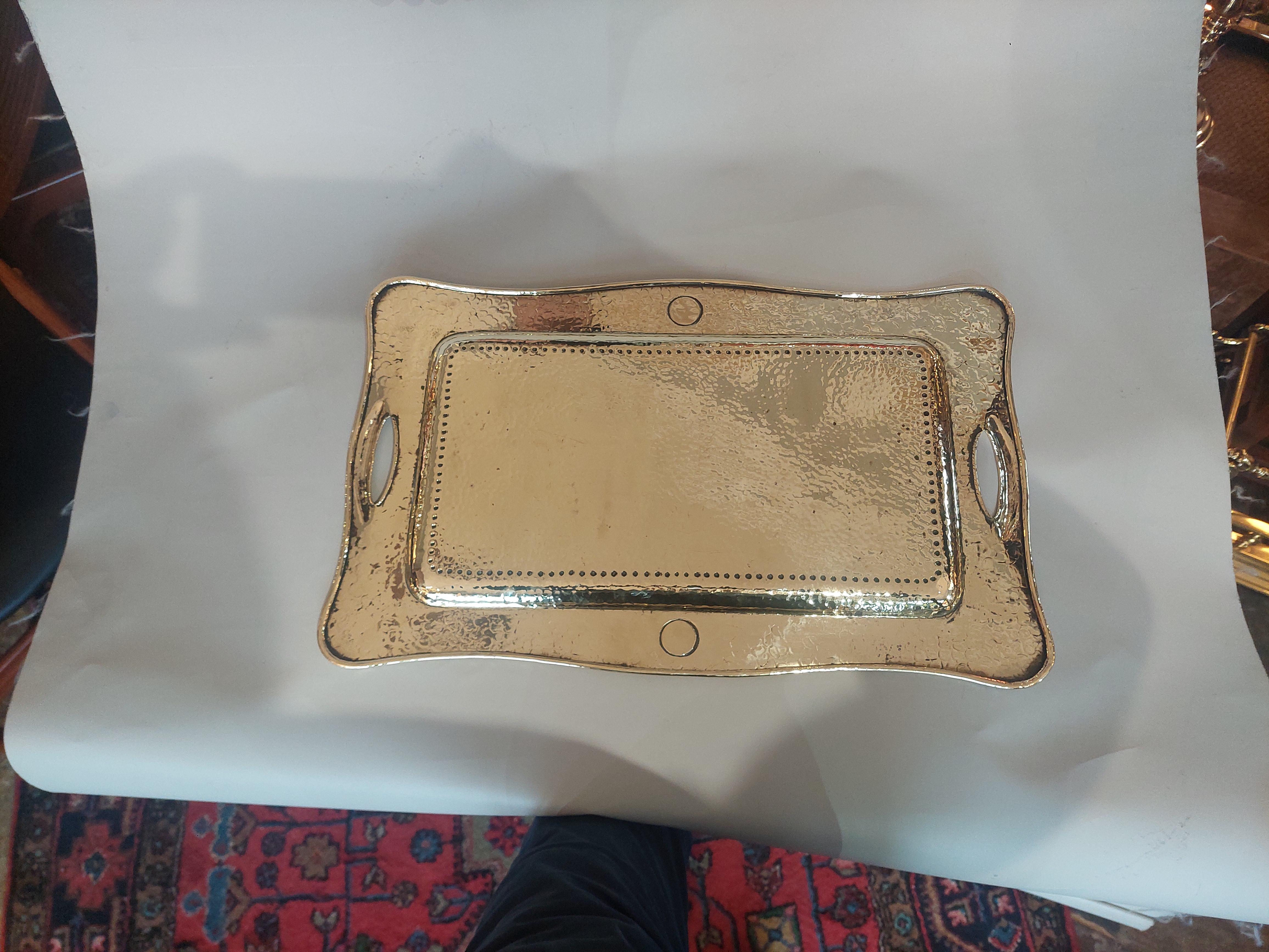 Arts and Crafts Tablett aus gehämmertem Messing im Angebot 3