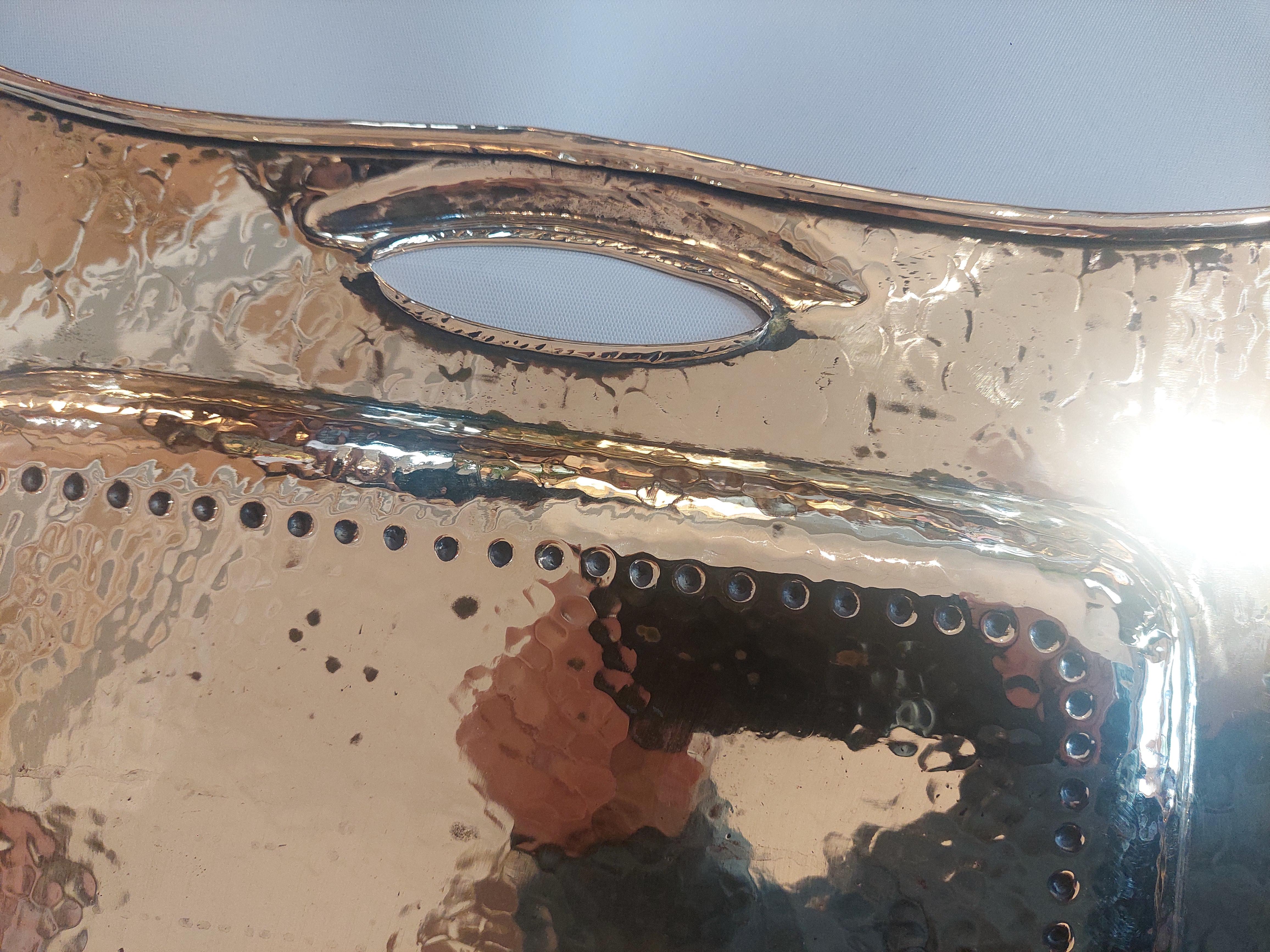 Arts and Crafts Tablett aus gehämmertem Messing im Angebot 4