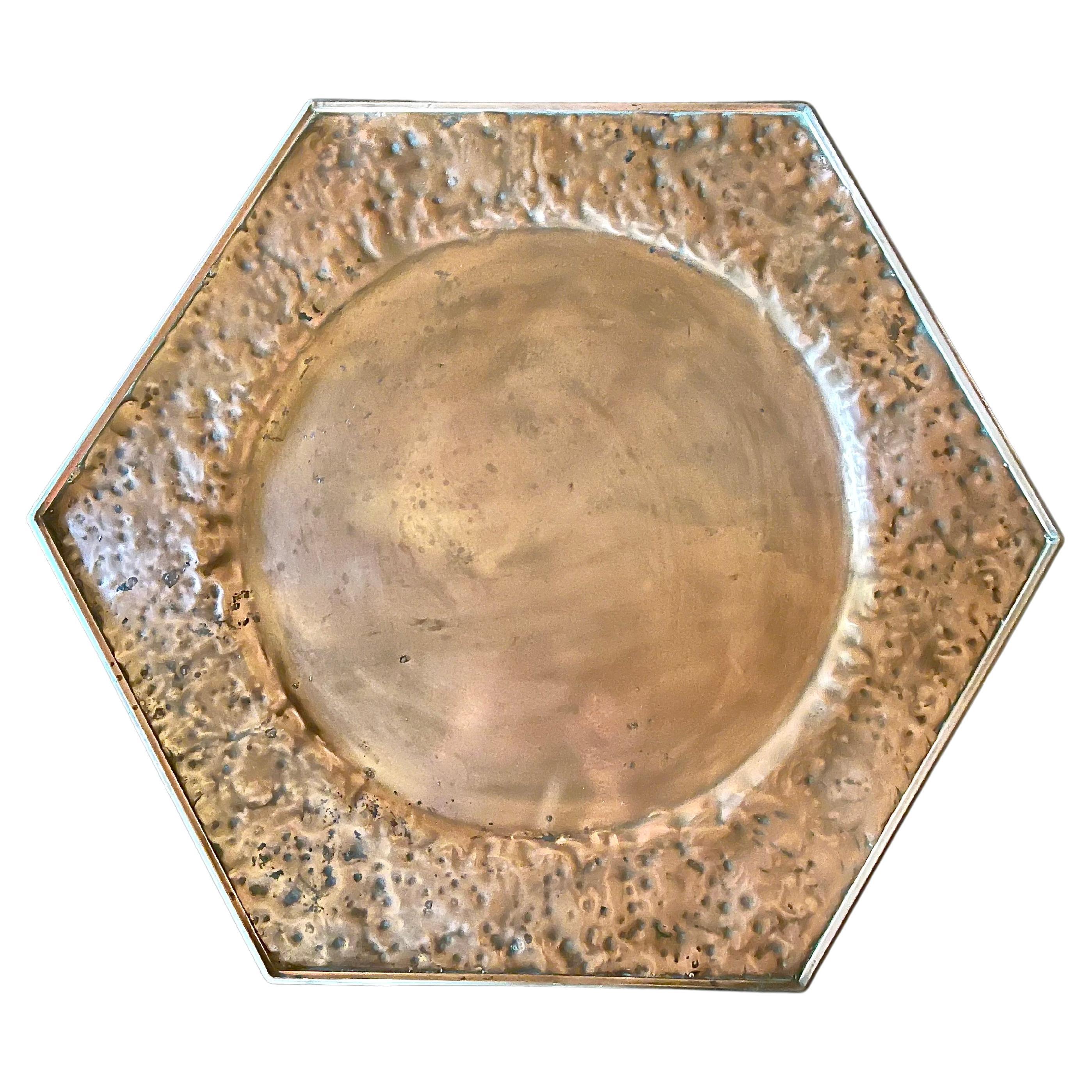 Bandeja hexagonal de cobre martillado Arts and Crafts siglo XX en venta