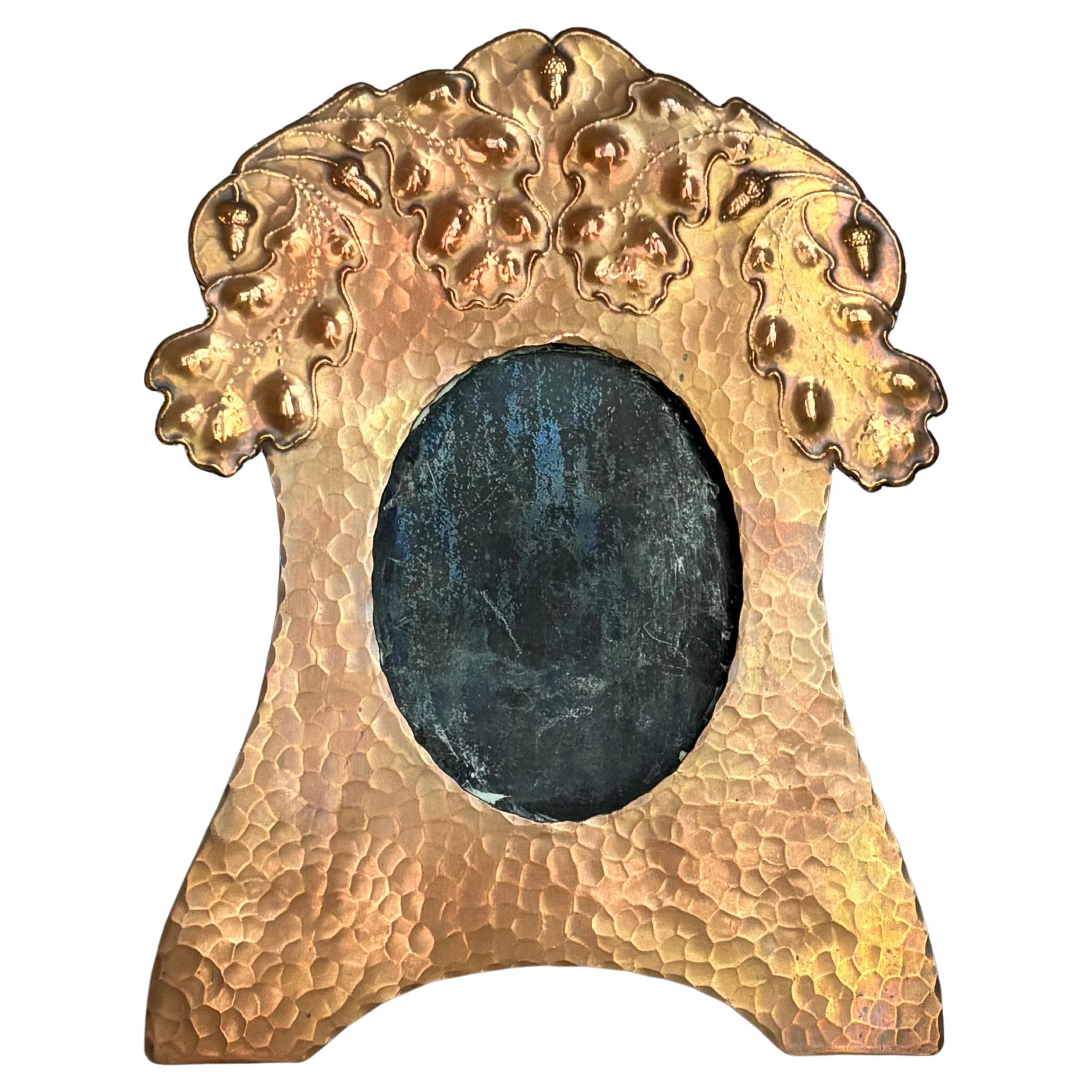 Cadre en cuivre martelé Arts and Crafts, années 1900