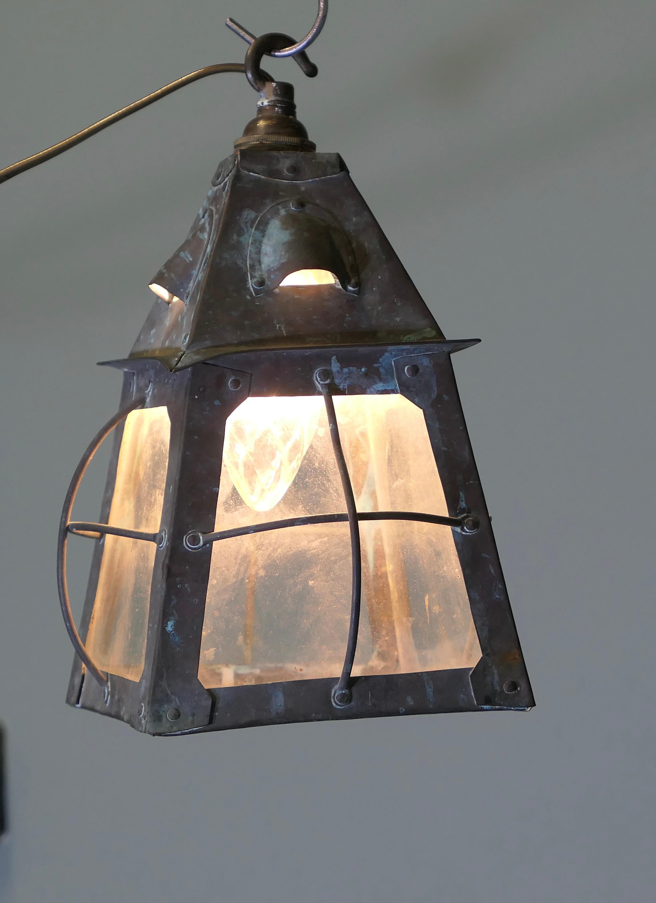 Lámpara de techo Arts and Crafts Hand Beaten Copper Hall Lantern

Este encantador farol de cobre tiene un diseño clásico Arts and Crafts, con paneles de cristal difuso en cada uno de sus cuatro lados, todos ellos con protectores de alambre