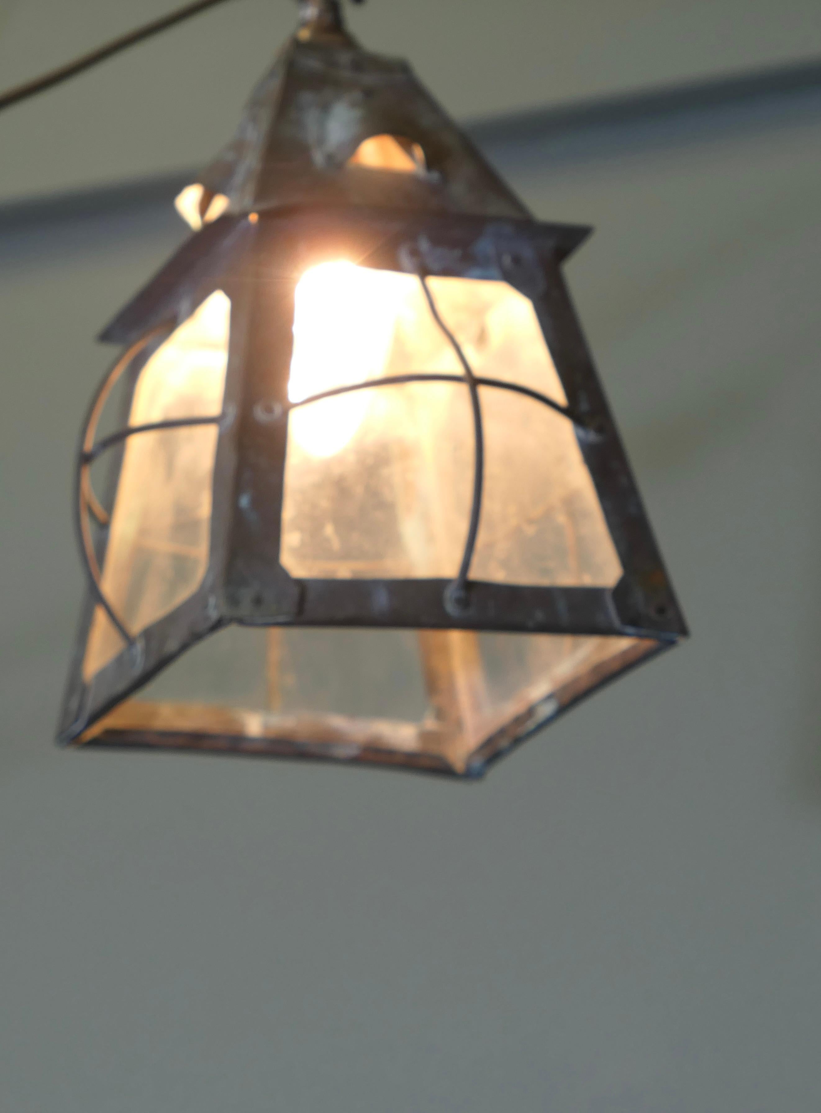 Lámpara de techo Arts and Crafts Hand Beaten Copper Hall Lantern en Bueno estado para la venta en Godshill, Isle of Wight