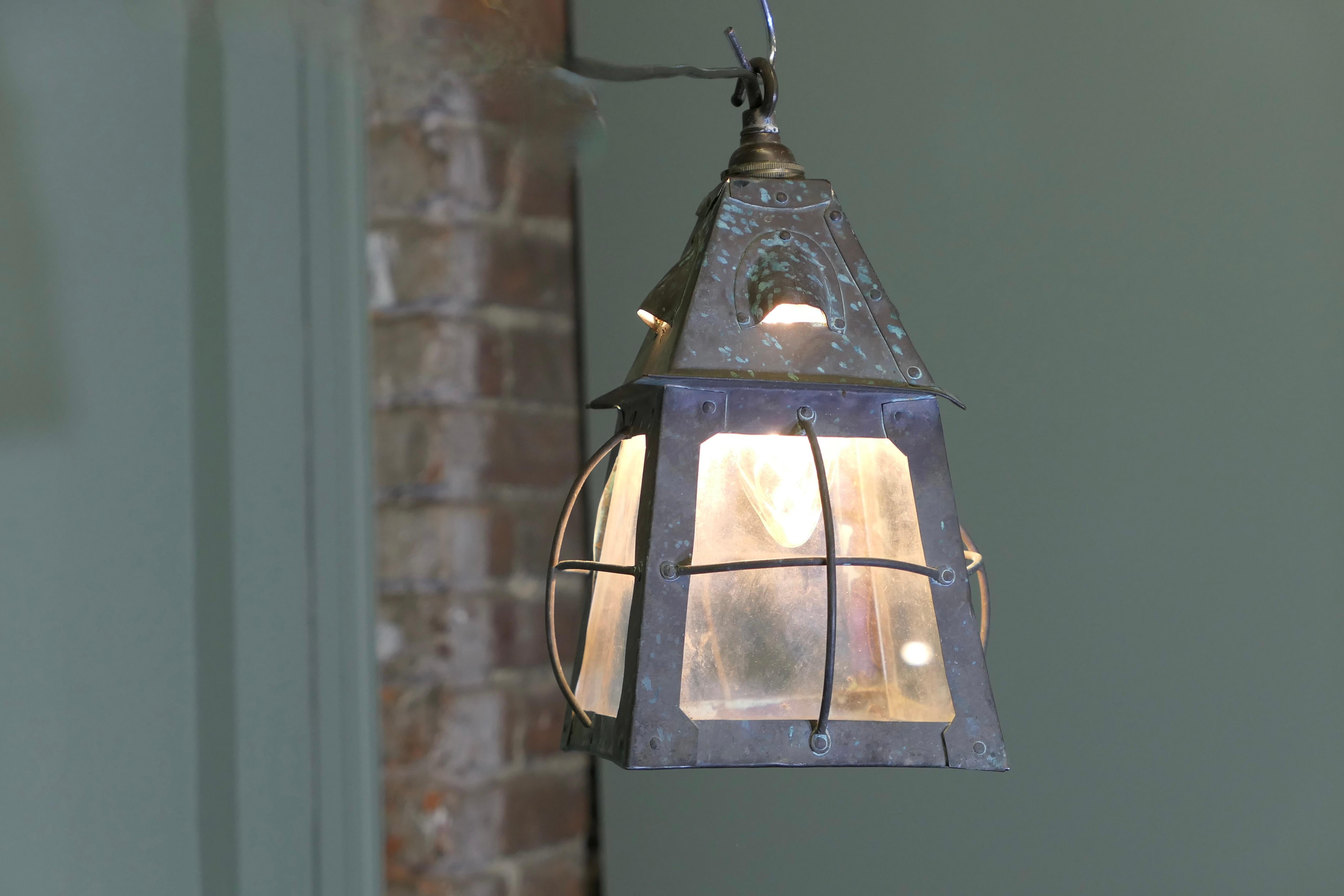 Lámpara de techo Arts and Crafts Hand Beaten Copper Hall Lantern principios del siglo XX en venta