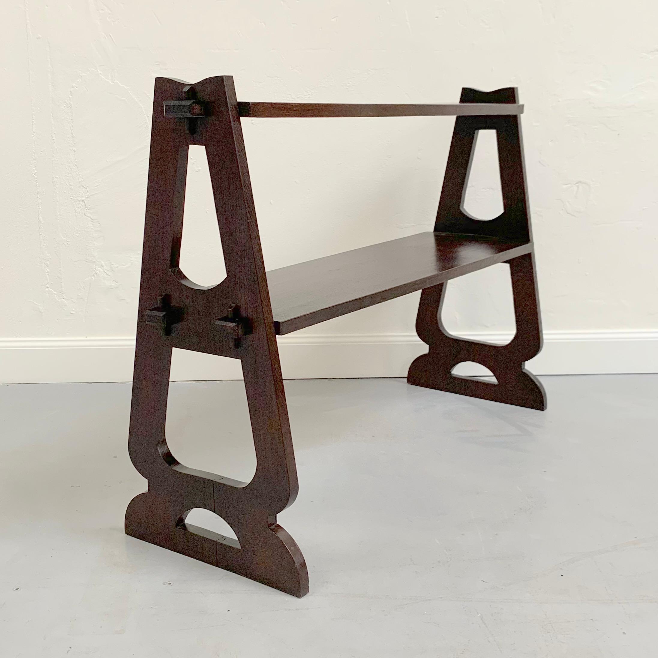 Scaffale in legno artigianale Arts and Crafts, circa 1910, Regno Unito.
Rovere tinto scuro, due ripiani.
Dimensioni: 79 cm di H (31,10