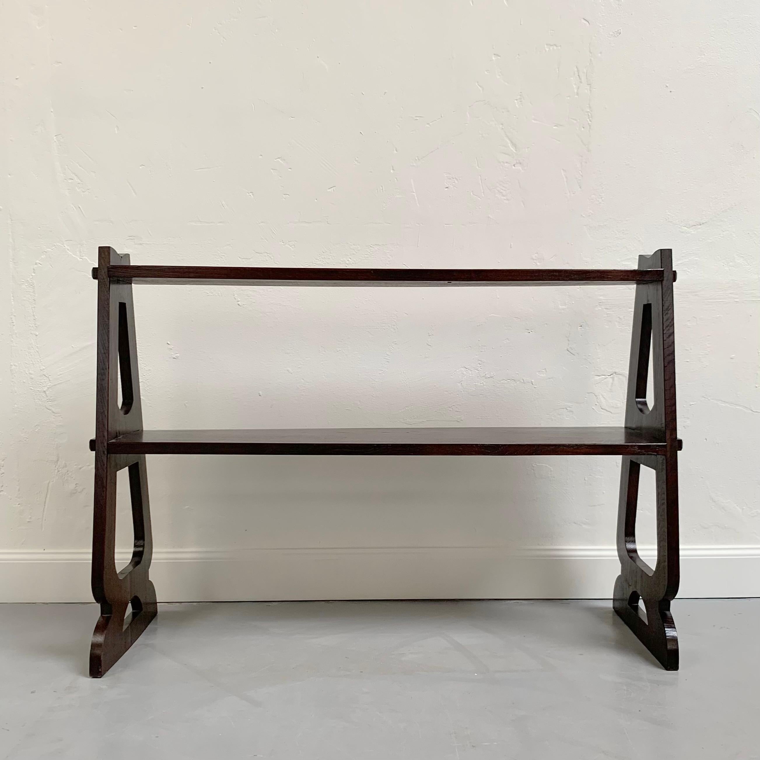 Britannico Scaffale in legno artigianale Arts and Crafts, circa 1910, Regno Unito. in vendita