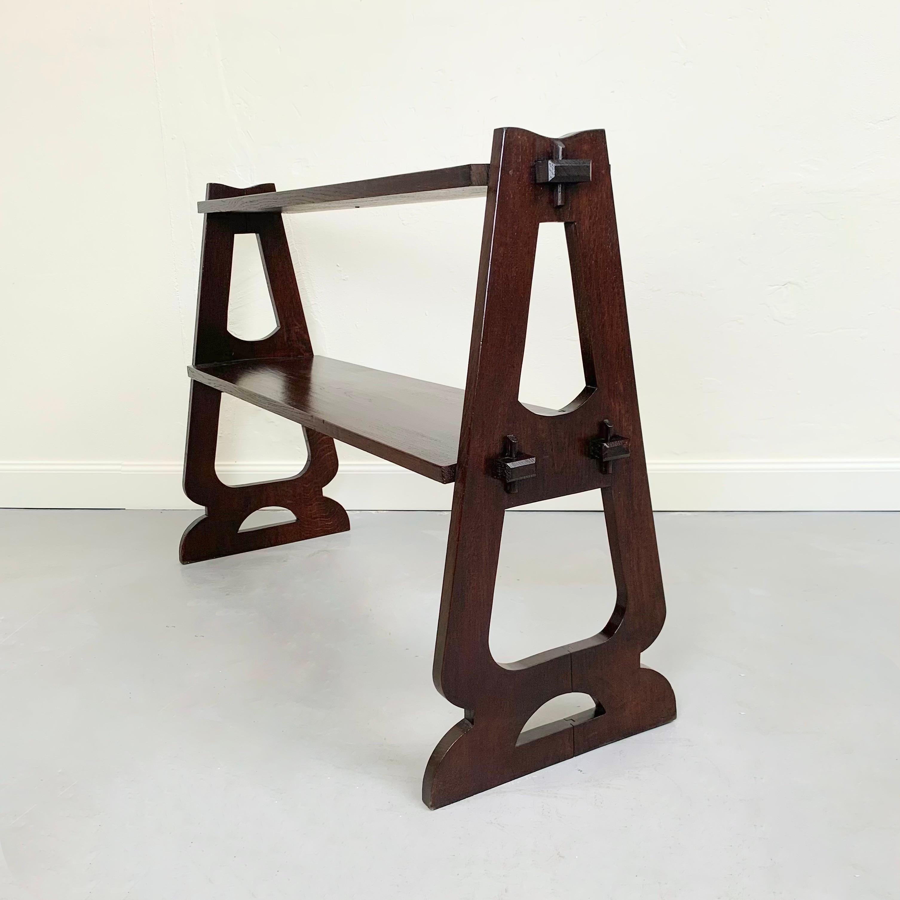Fatto a mano Scaffale in legno artigianale Arts and Crafts, circa 1910, Regno Unito. in vendita