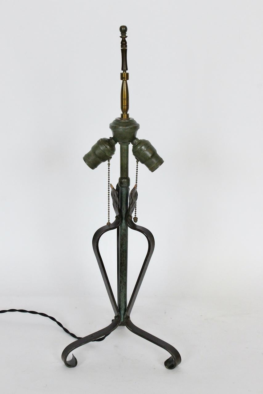 Arts & Crafts Handgeschmiedetes Messing & Eisen Grünspan Tischlampe, ca. 1920er Jahre (amerikanisch) im Angebot