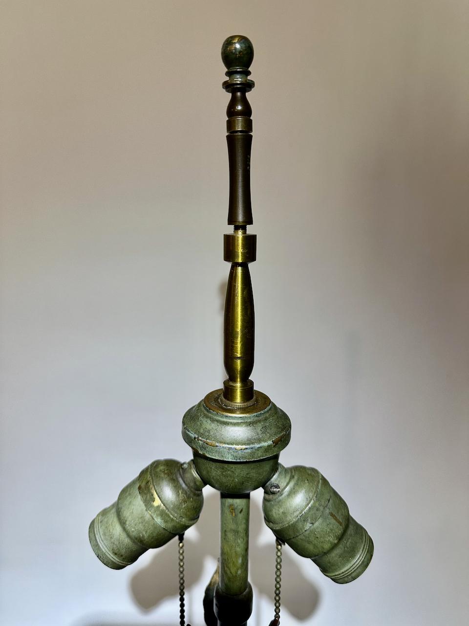 Arts & Crafts Handgeschmiedetes Messing & Eisen Grünspan Tischlampe, ca. 1920er Jahre im Zustand „Gut“ im Angebot in Bainbridge, NY
