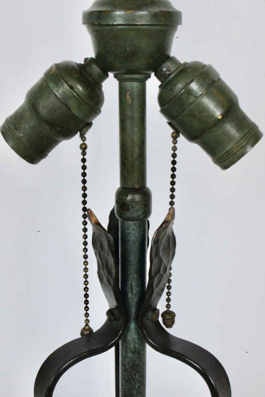 Arts & Crafts Handgeschmiedetes Messing & Eisen Grünspan Tischlampe, ca. 1920er Jahre im Angebot 1