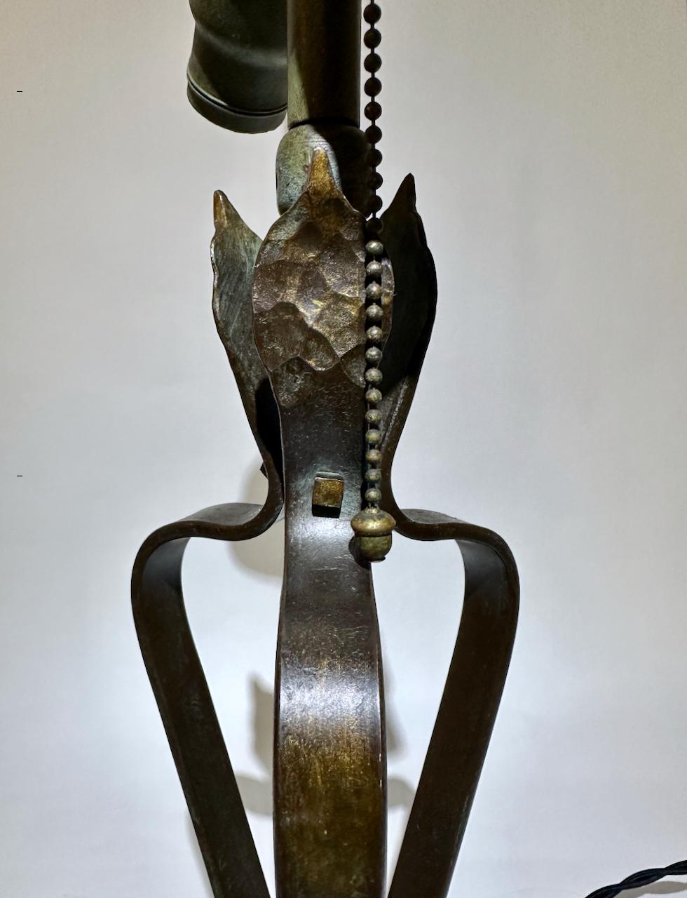 Arts & Crafts Handgeschmiedetes Messing & Eisen Grünspan Tischlampe, ca. 1920er Jahre im Angebot 2