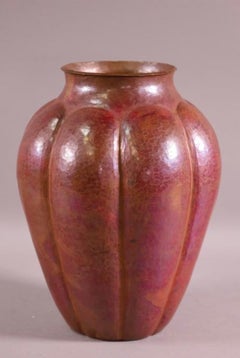 Vase en cuivre martelé à la main Arts and Crafts