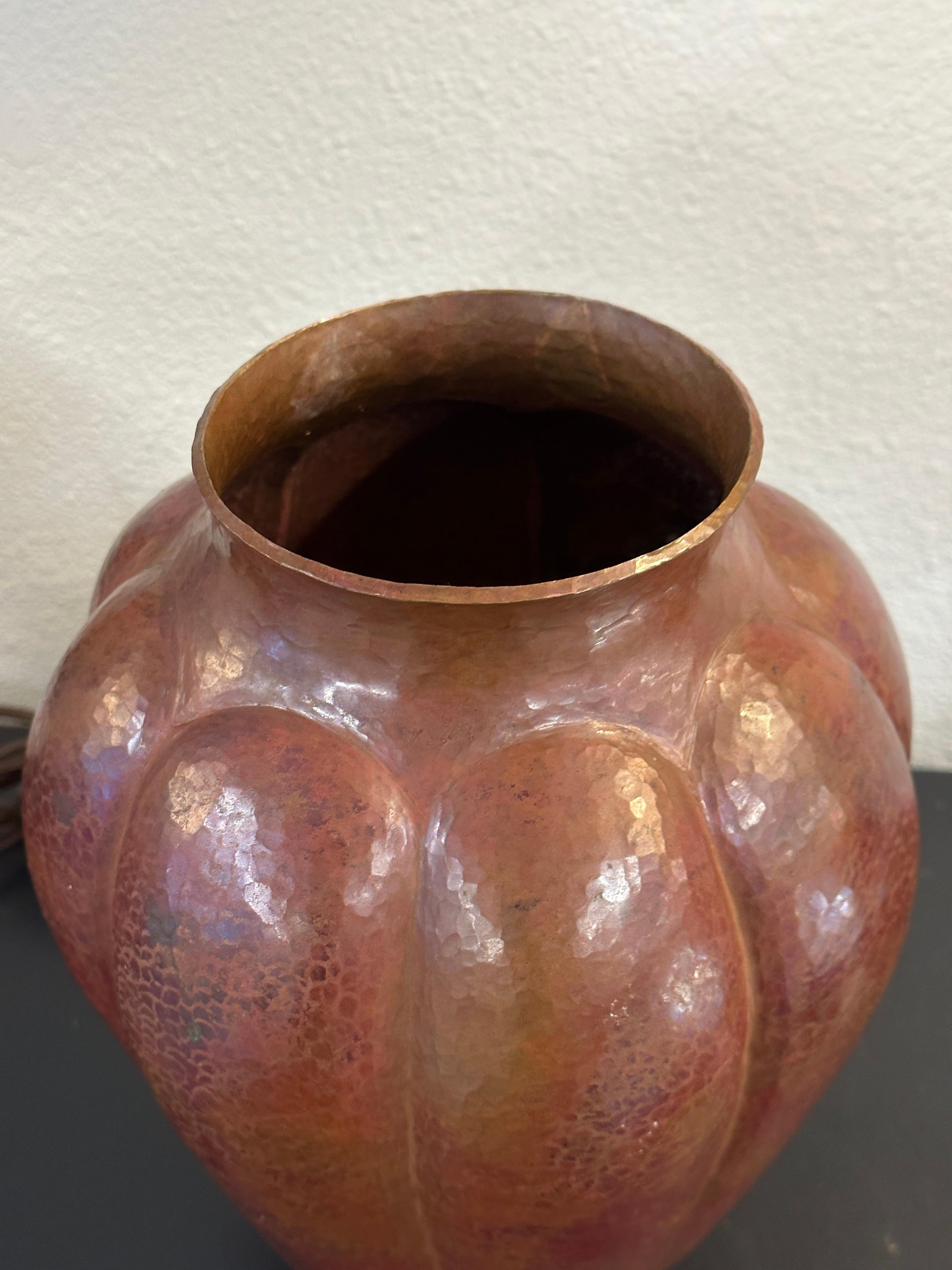 Vase en cuivre martelé à la main Arts and Crafts Bon état - En vente à Palm Springs, CA