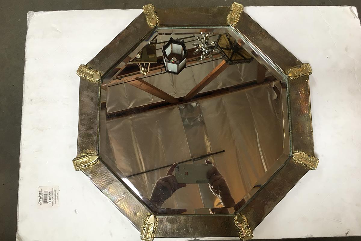 Miroir octogonal en cuivre martelé à la main de style Arts & Crafts avec accents en laiton.