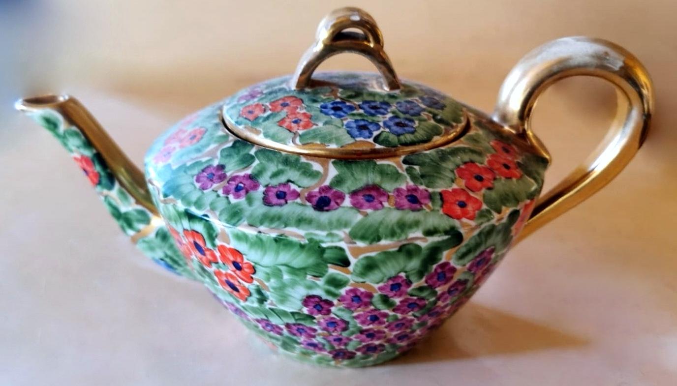 We kindly suggest you read the whole description, because with it we try to give you detailed technical and historical information to guarantee the authenticity of our objects.
Nice and decorative Italian glazed ceramic teapot; the shape is very
