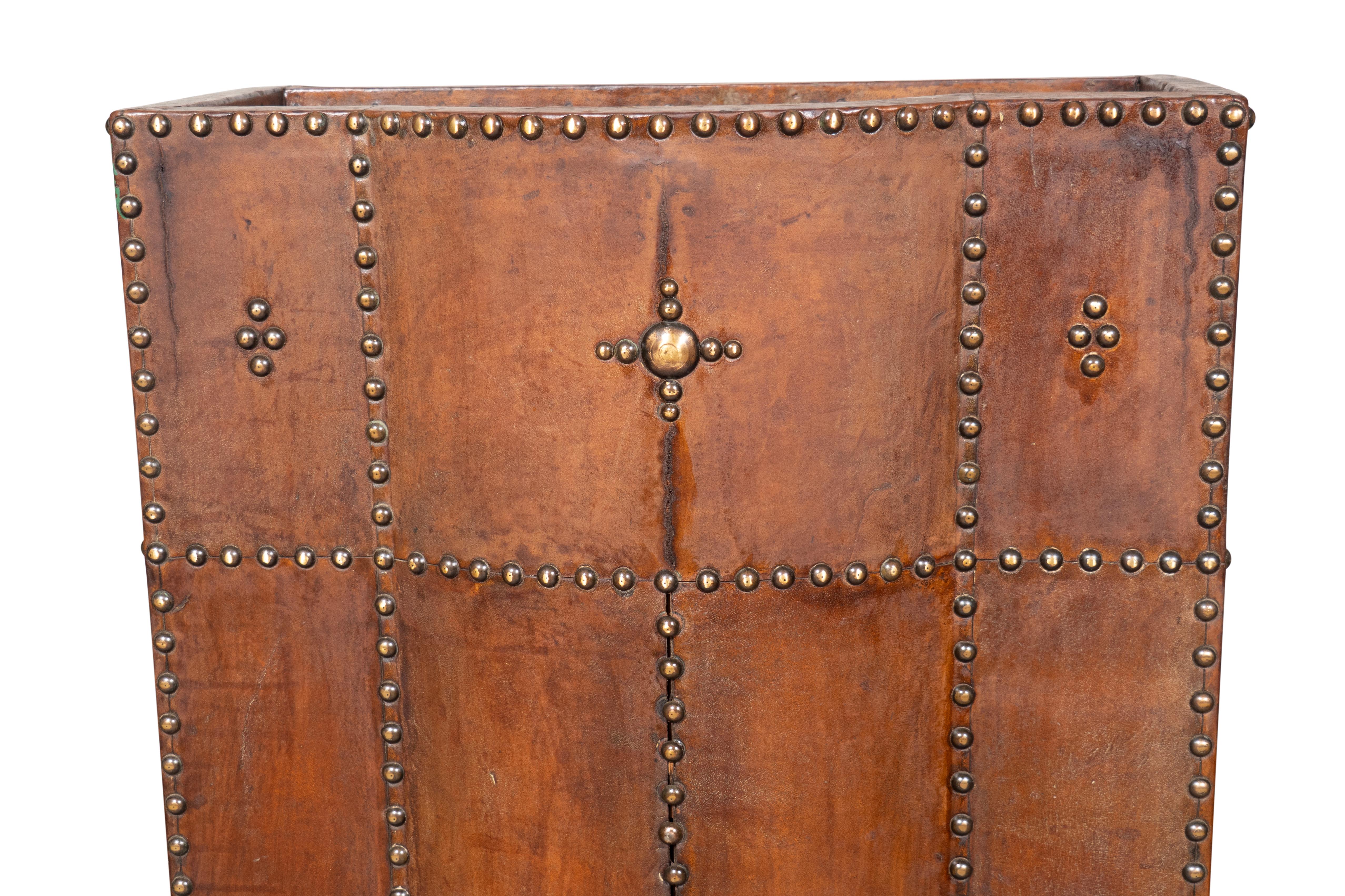 Portaombrelli in pelle e borchie d'ottone di Arts and Crafts in vendita 4