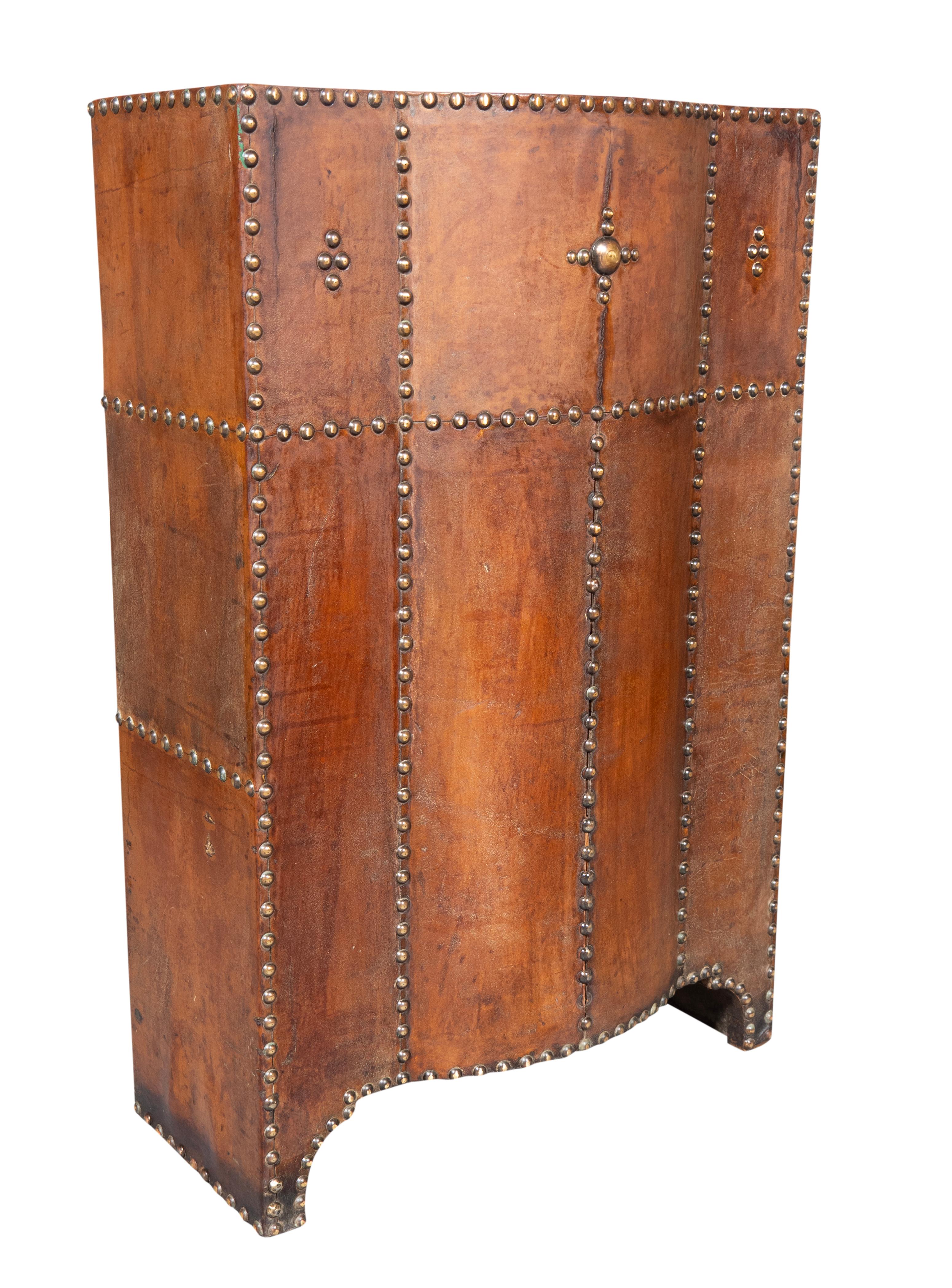 Con una ricca pelle marrone meravigliosa su una base di legno con chiodini in ottone. Apertura con barra divisoria in ottone.