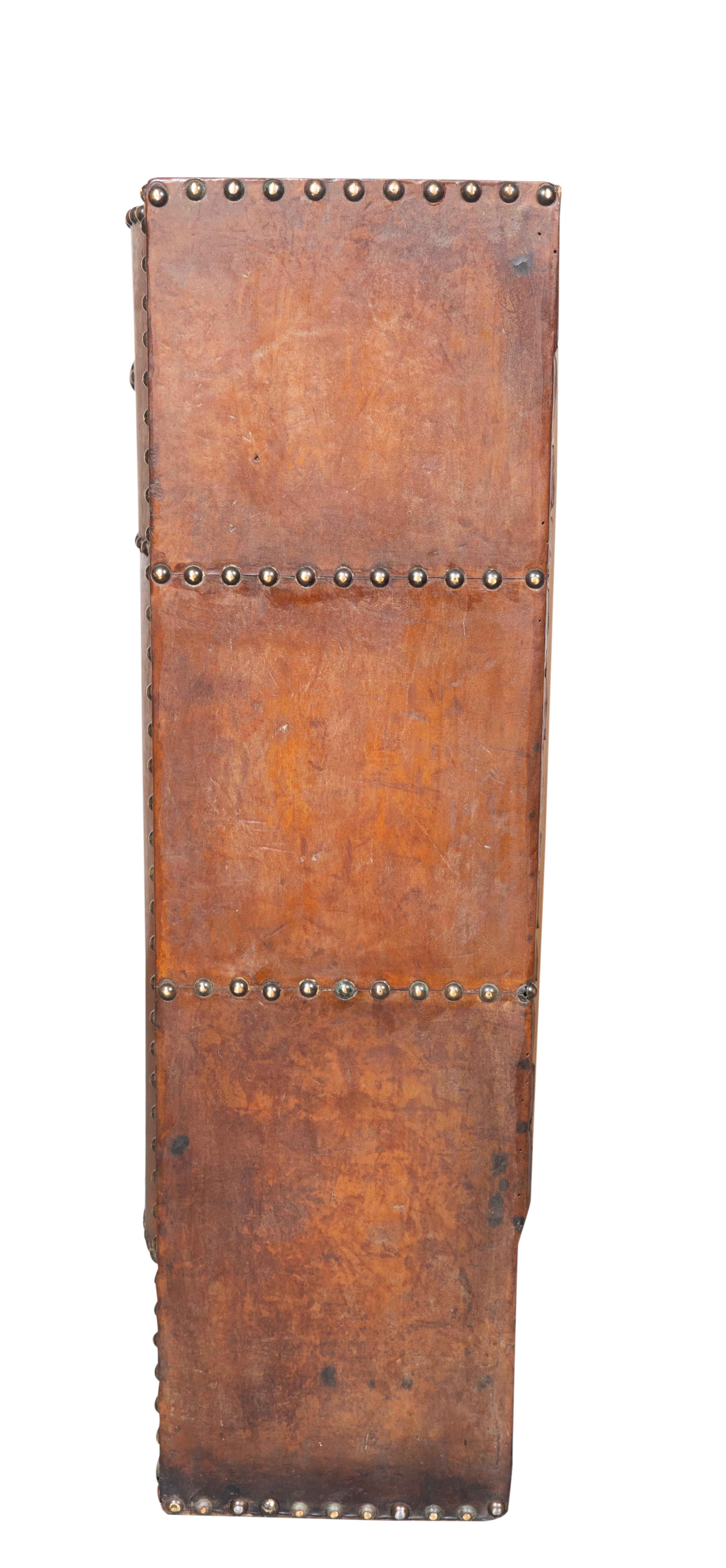 XIX secolo Portaombrelli in pelle e borchie d'ottone di Arts and Crafts in vendita