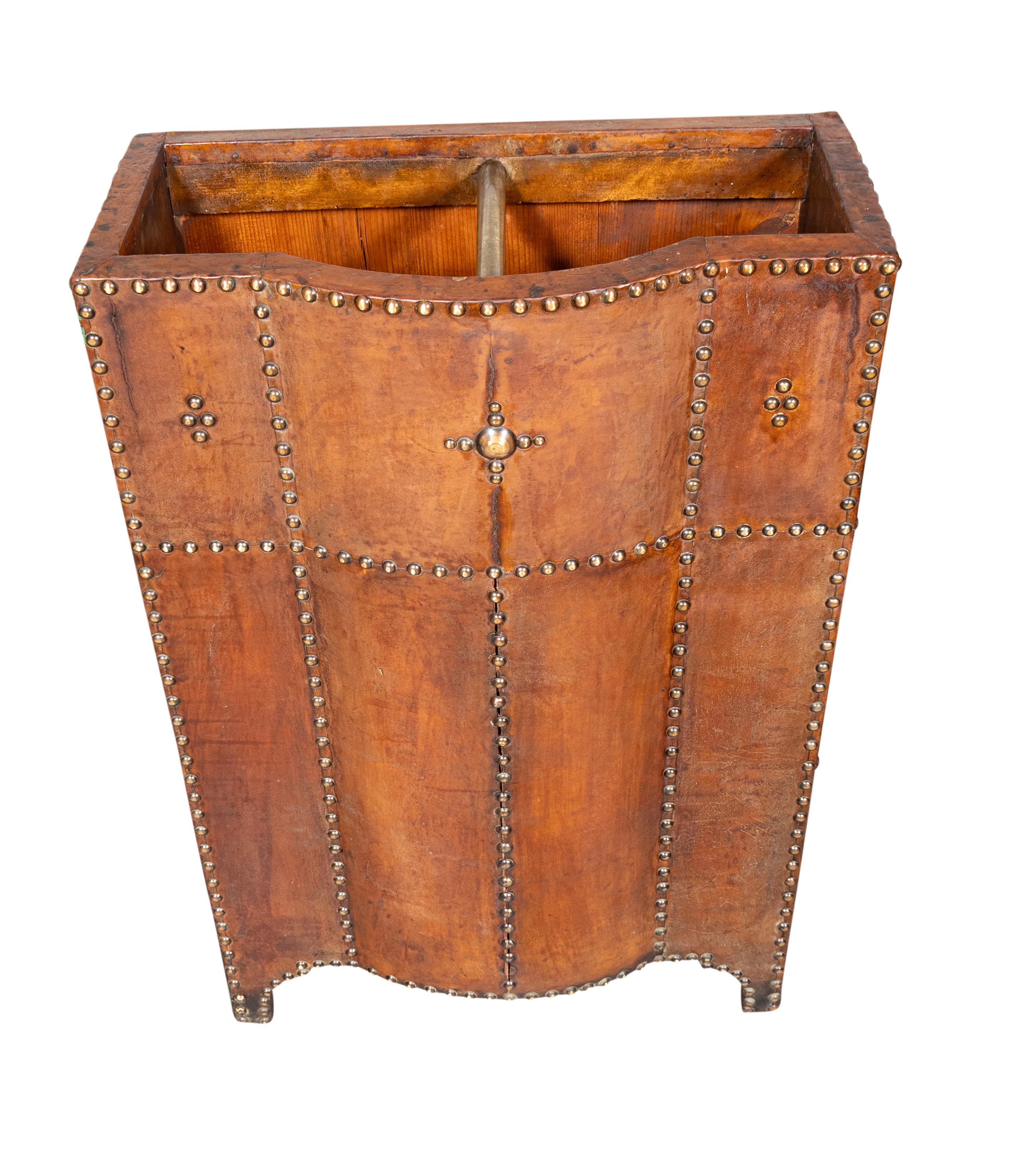 Portaombrelli in pelle e borchie d'ottone di Arts and Crafts in vendita 1