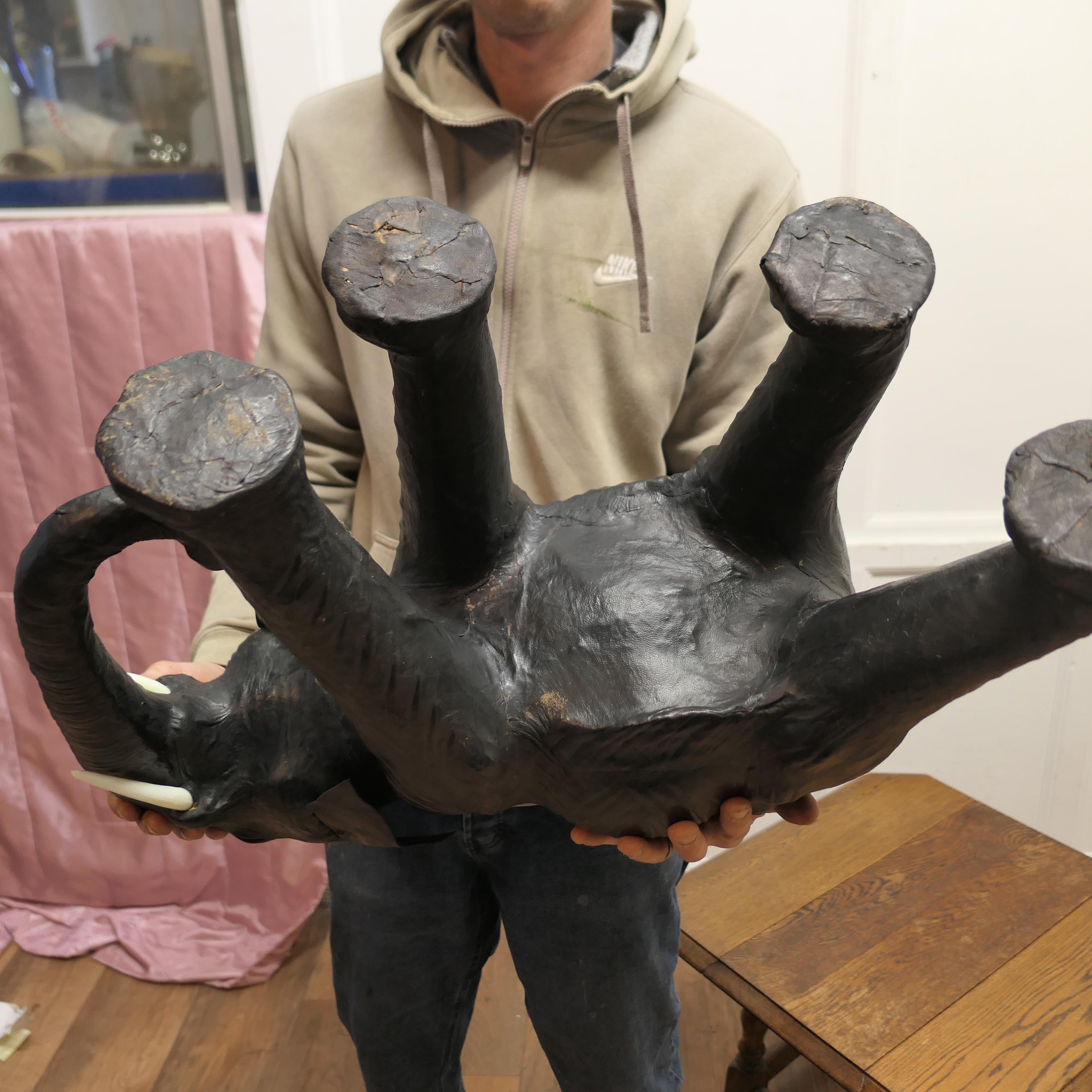 Kunsthandwerkliches Ledermodell eines Elefantenbullen   Dies ist ein wunderschöner Fund   im Angebot 9