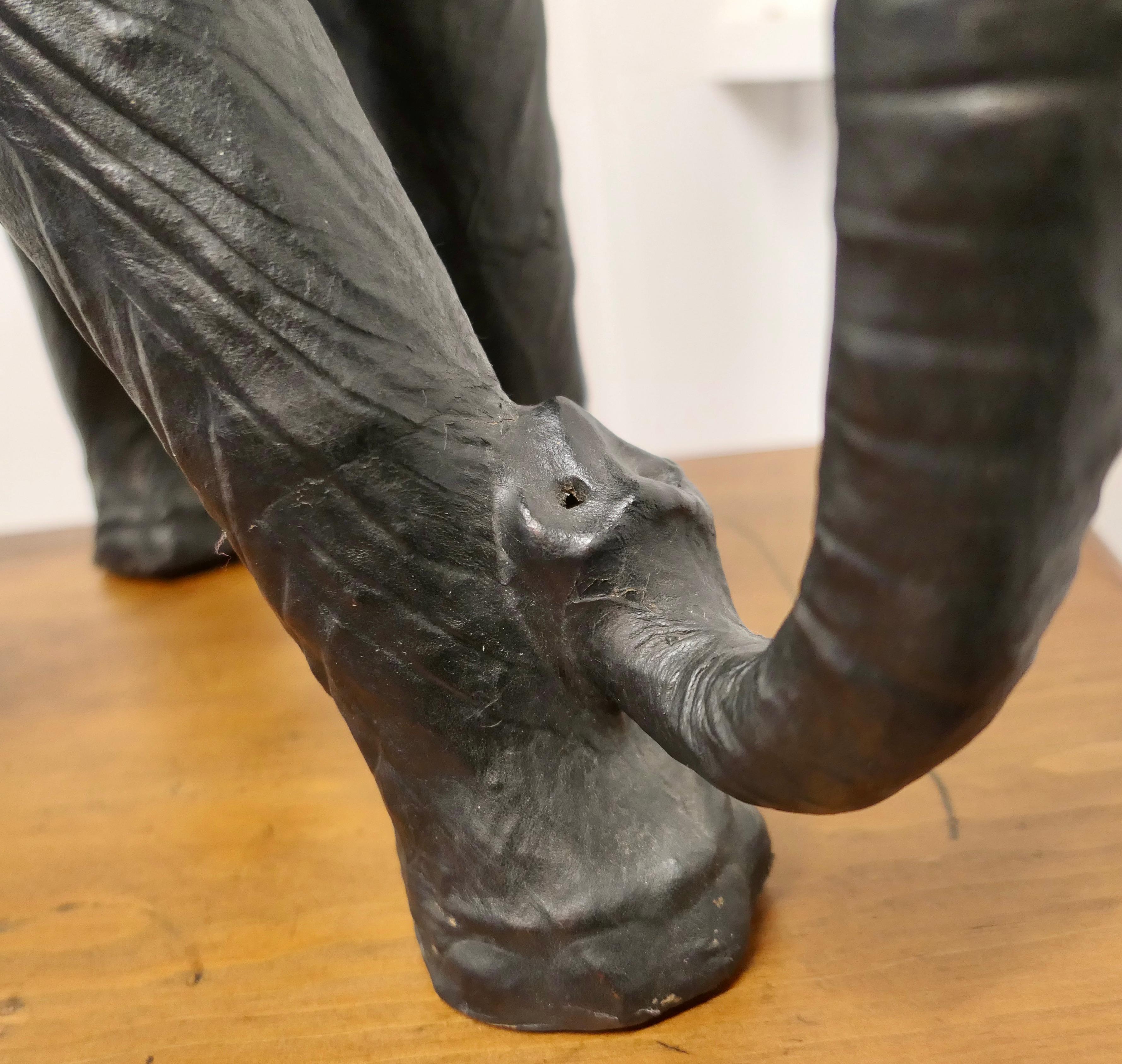 Archaïque Modèle en cuir d'un éléphant mâle (Arts and Crafts)   C'est une belle trouvaille en vente