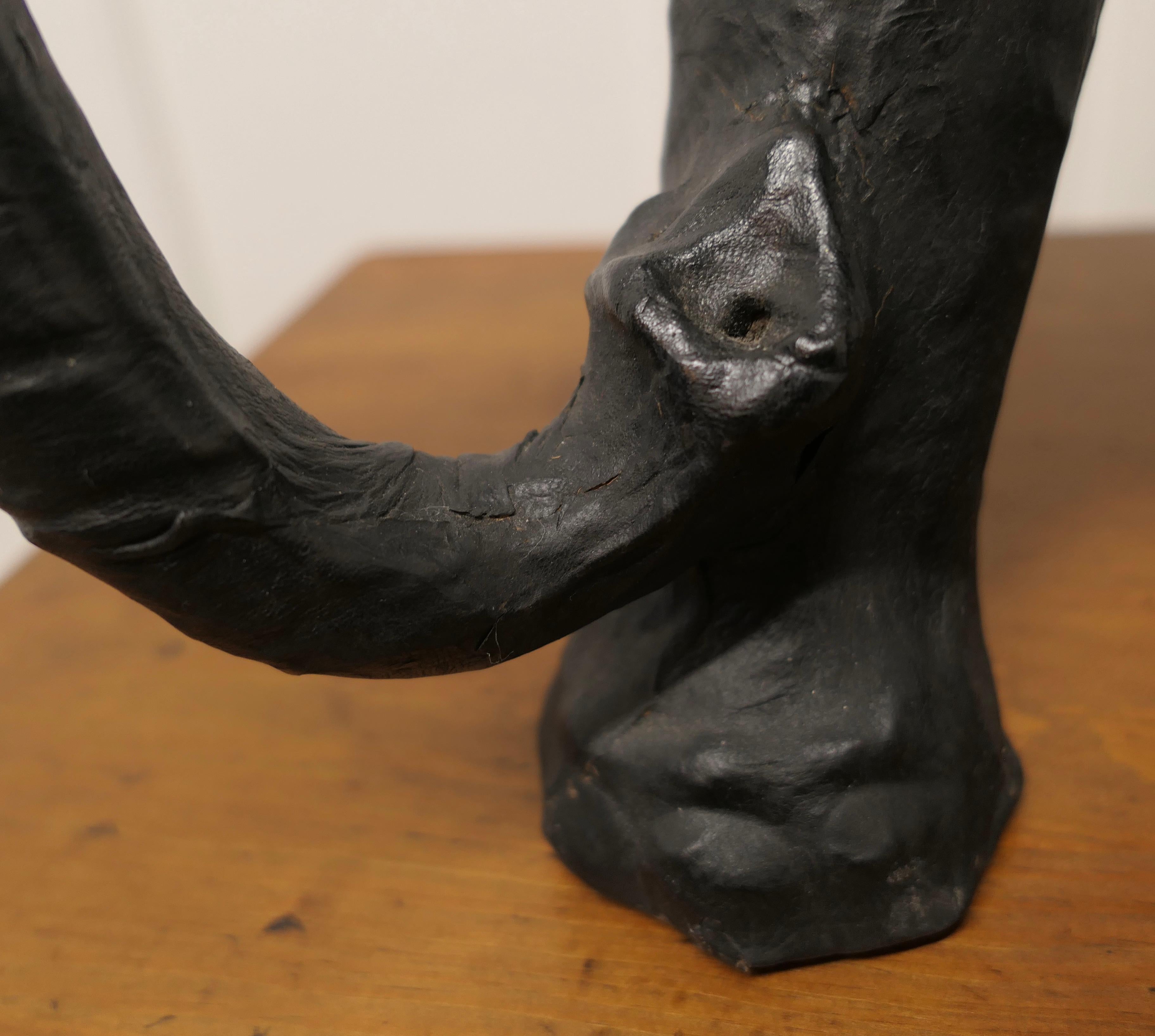 Kunsthandwerkliches Ledermodell eines Elefantenbullen   Dies ist ein wunderschöner Fund   (Mitte des 20. Jahrhunderts) im Angebot