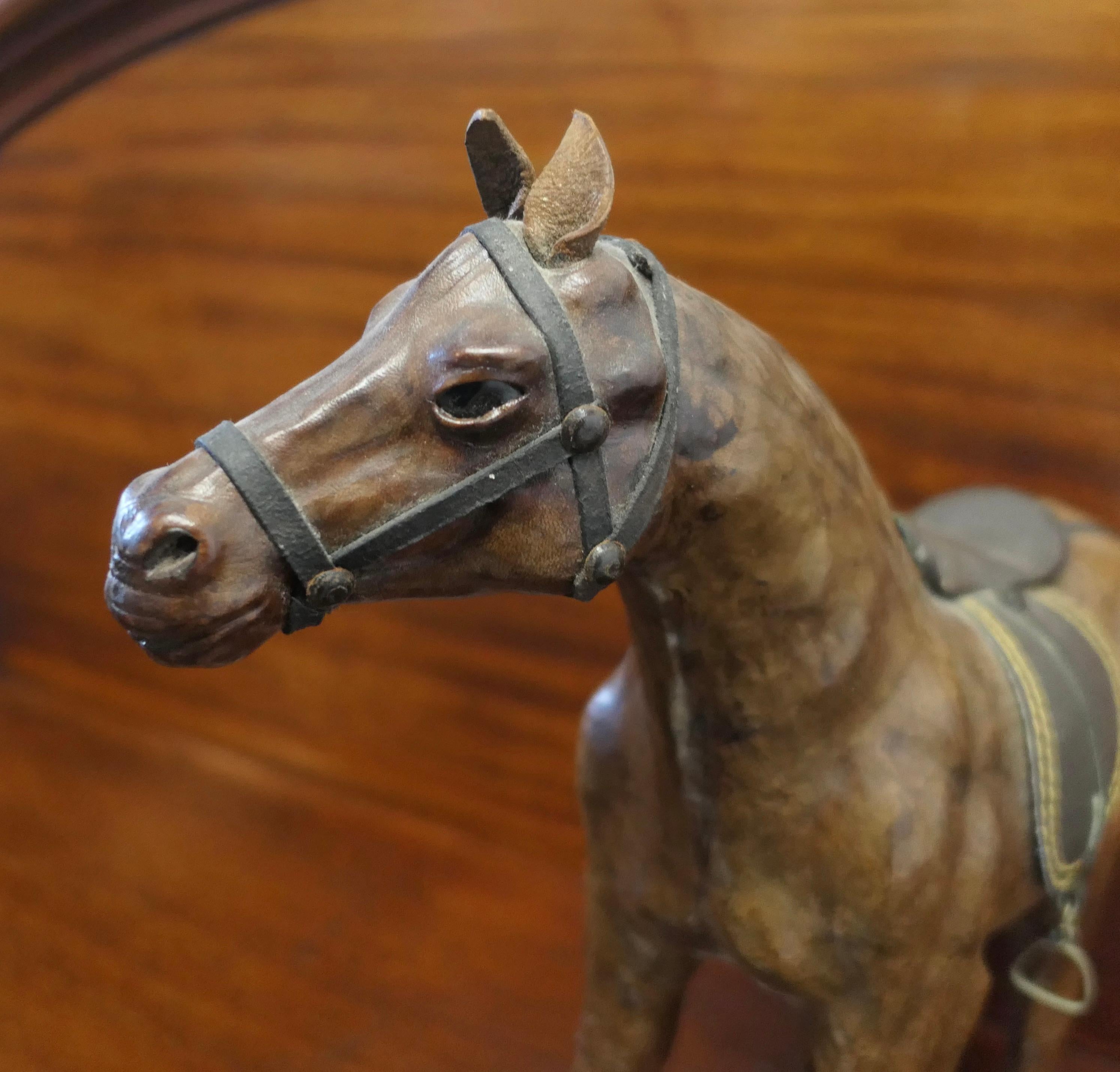 Kunsthandwerkliches Ledermodell eines Pferdes aus Leder  Dies ist ein seltener und schöner Fund  (Mitte des 20. Jahrhunderts) im Angebot