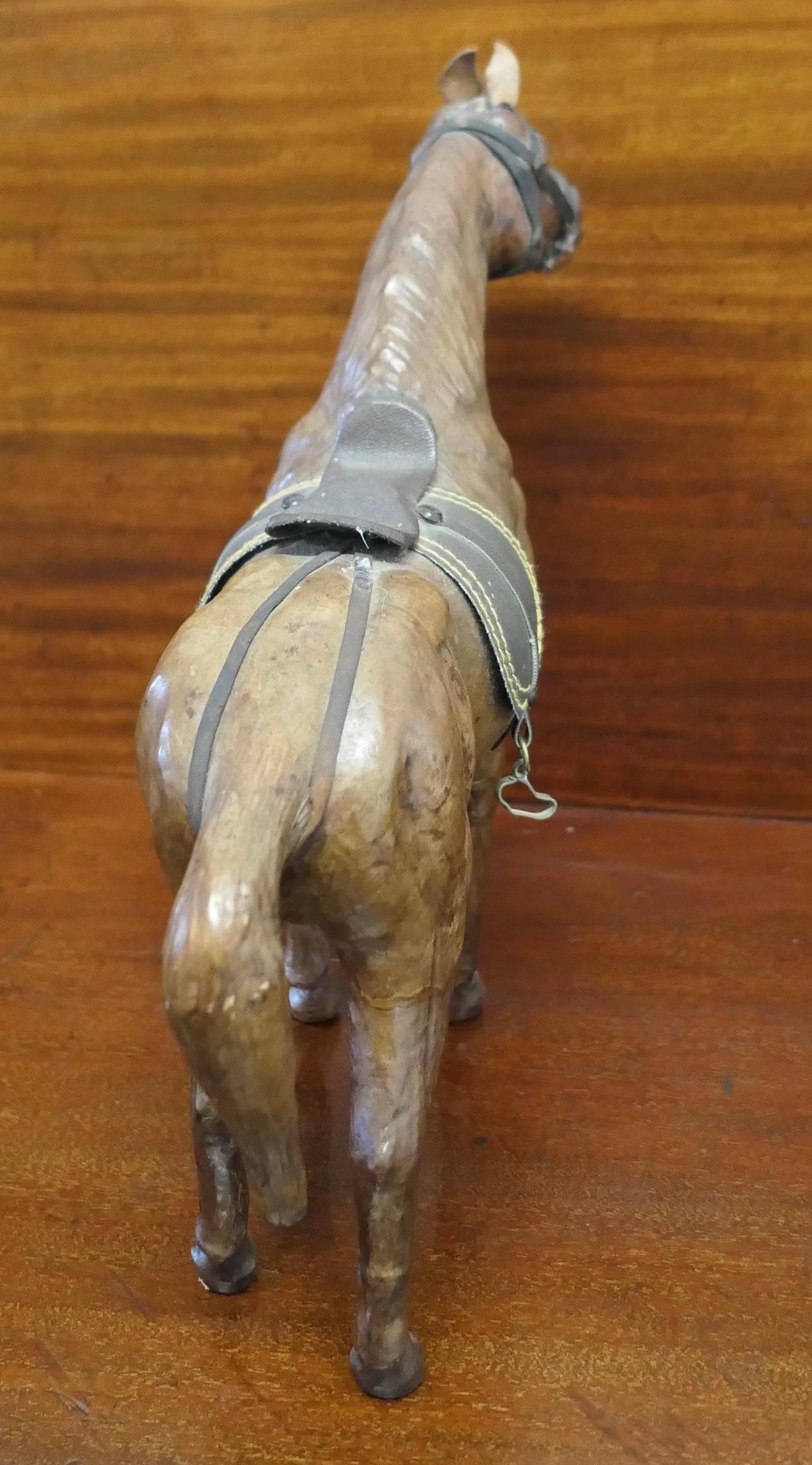 Kunsthandwerkliches Ledermodell eines Pferdes aus Leder  Dies ist ein seltener und schöner Fund  im Angebot 2