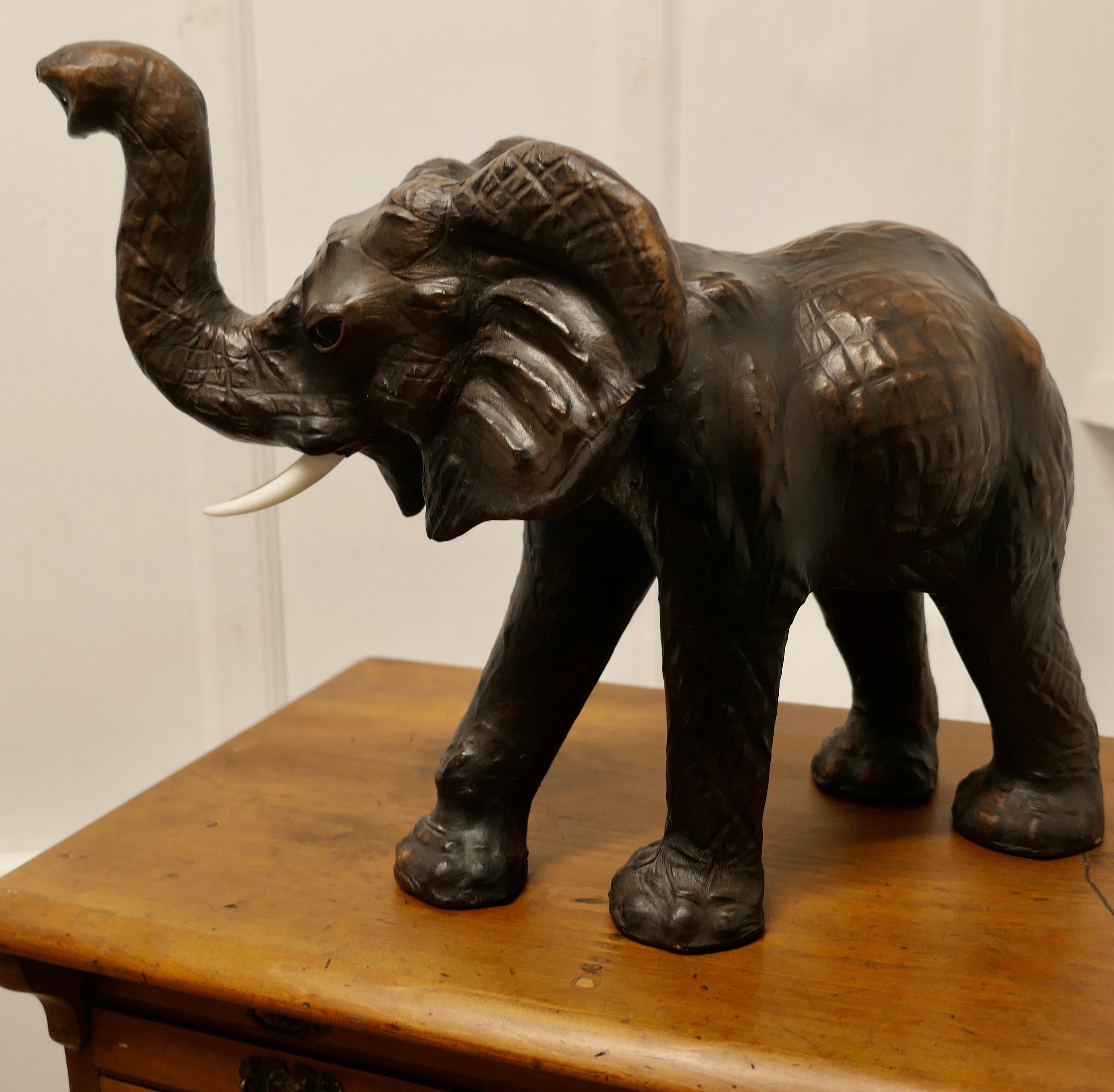  Kunsthandwerkliches Ledermodell eines Elefanten aus Leder   Jungbulle (Mitte des 20. Jahrhunderts) im Angebot