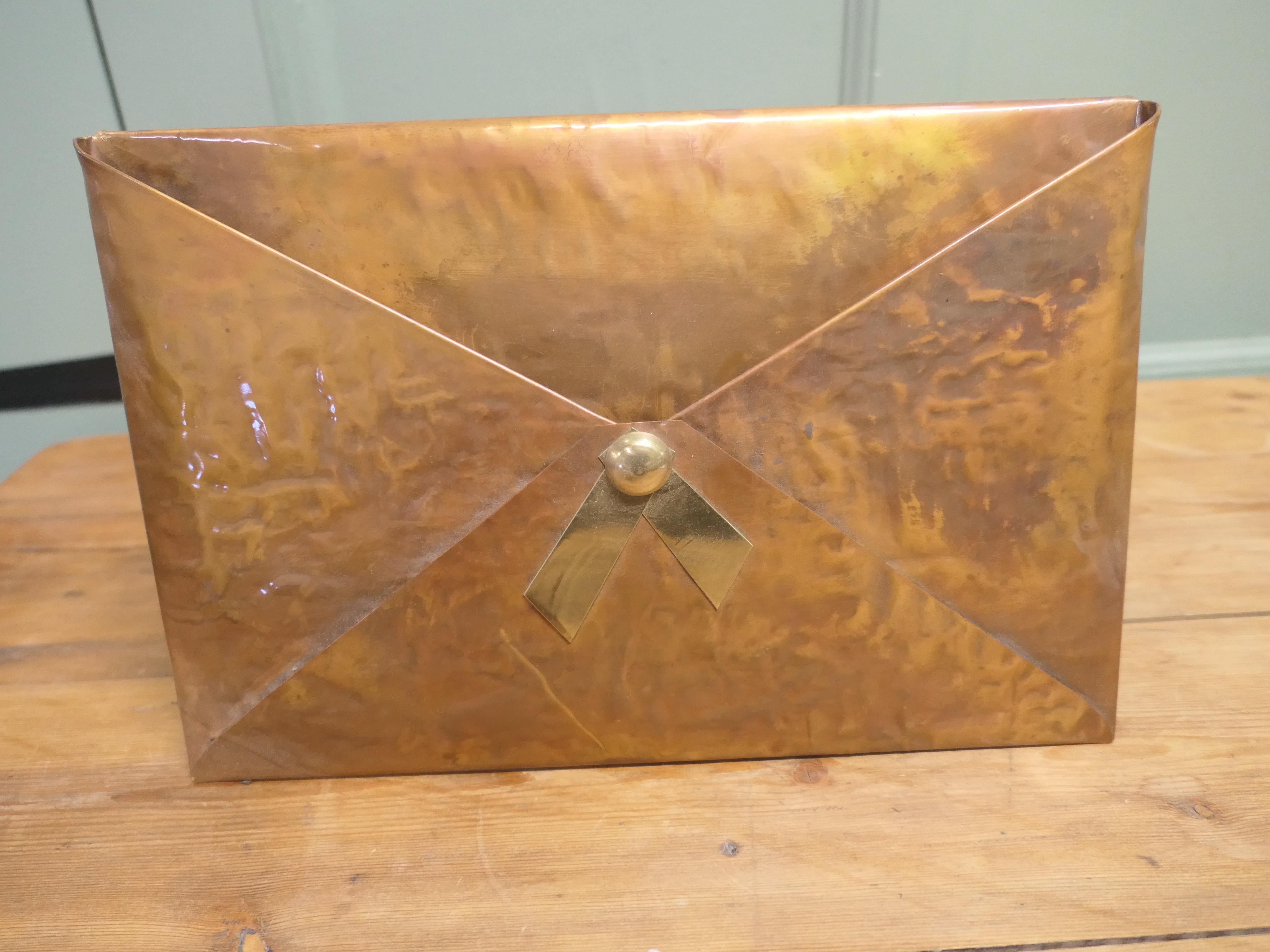 Arts and Crafts Briefständer, Kupfer Umschlag Ein tolles Stück (Mitte des 20. Jahrhunderts) im Angebot