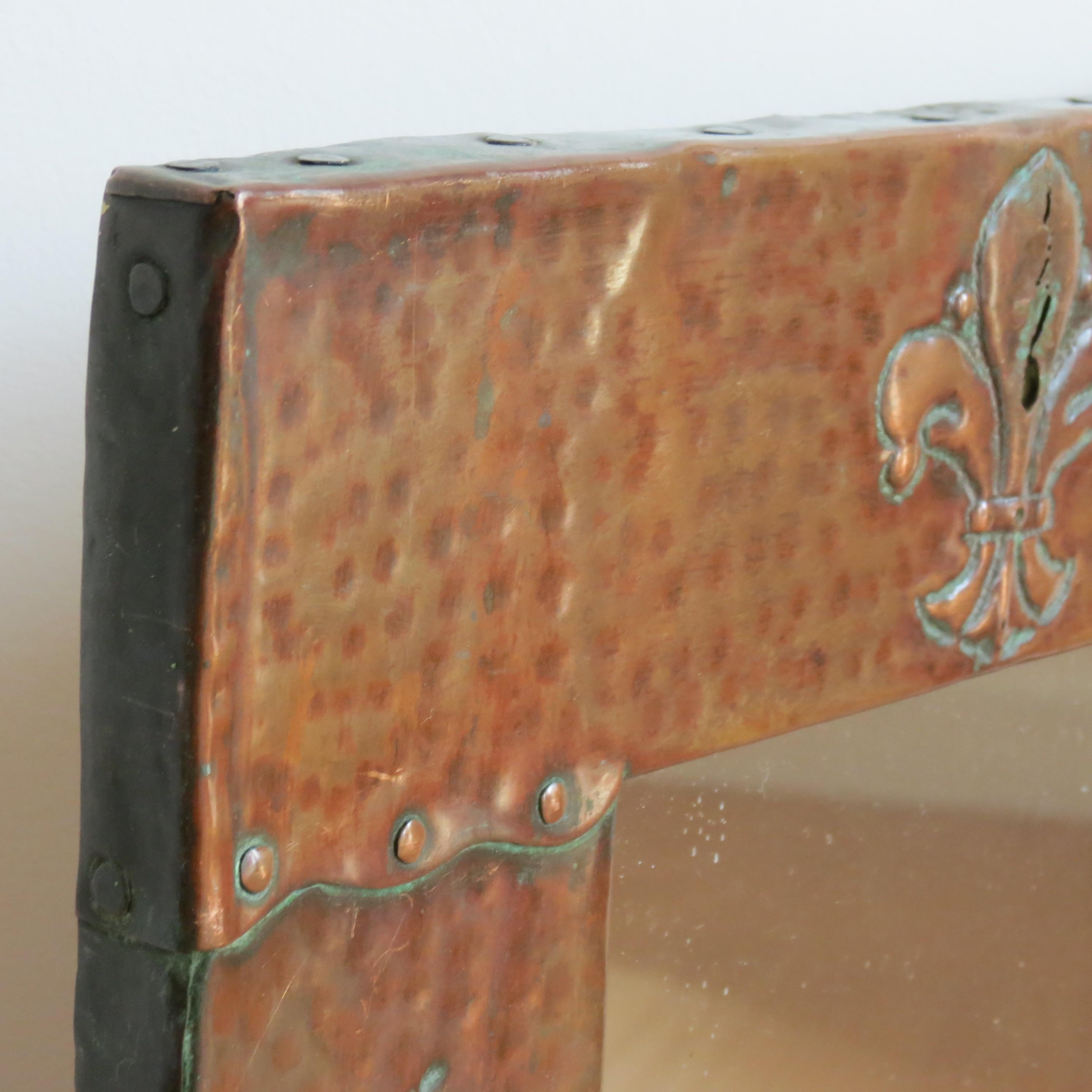 Miroir mural Fleur de Lys en cuivre de style Liberty Arts and Crafts en vente 3