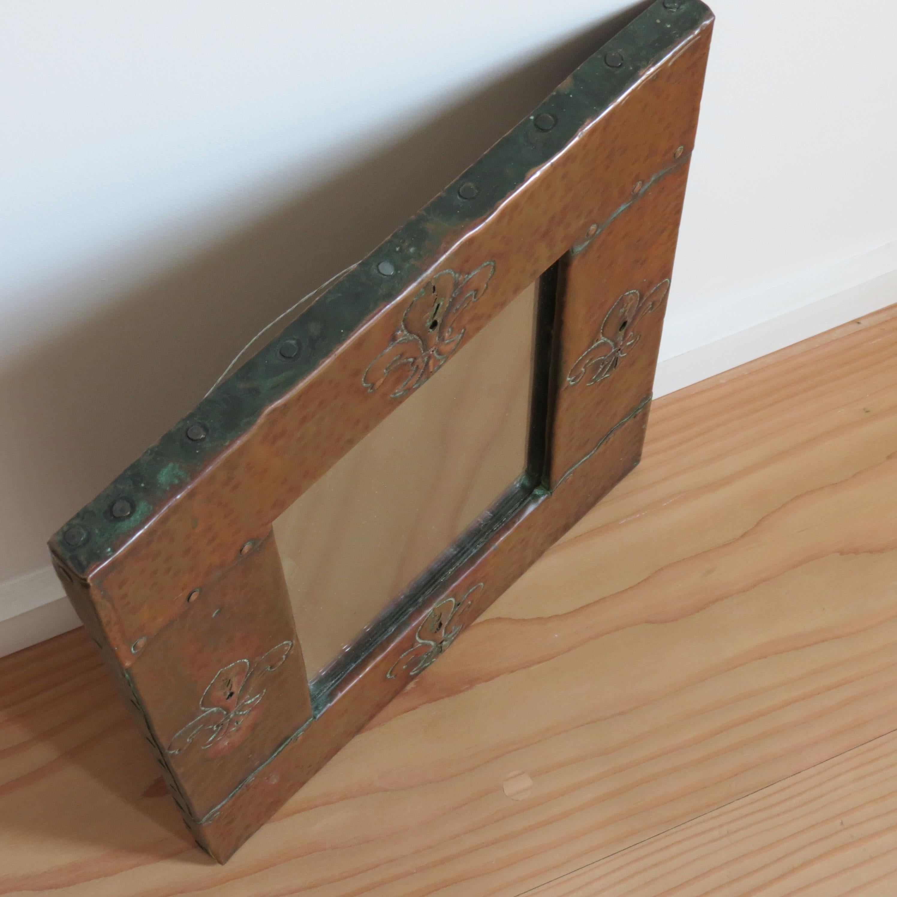 Miroir mural Fleur de Lys en cuivre de style Liberty Arts and Crafts en vente 4