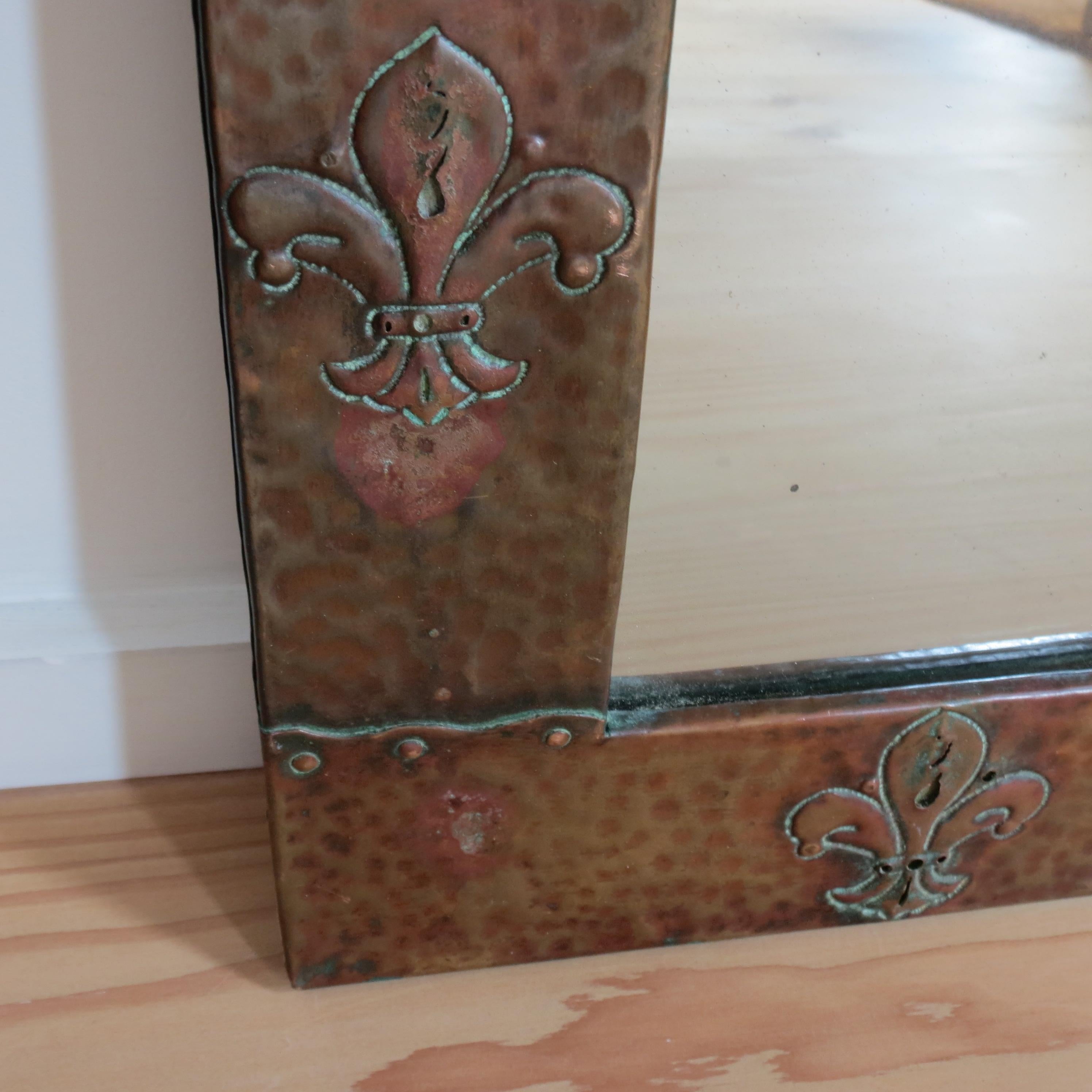 Miroir mural Fleur de Lys en cuivre de style Liberty Arts and Crafts en vente 5